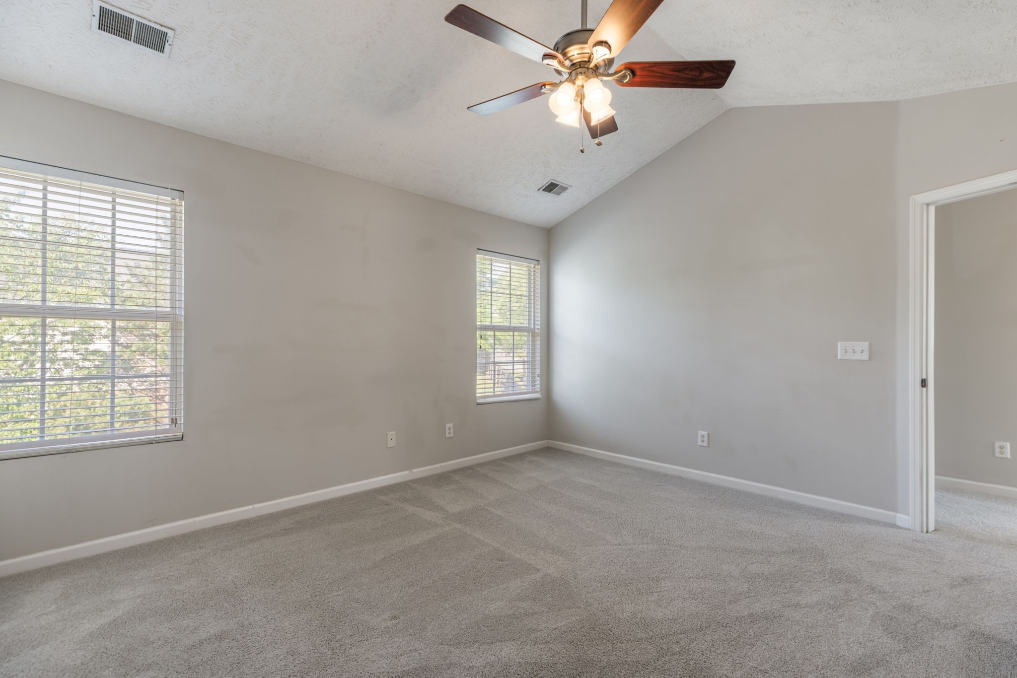 2290 Hayward Ln