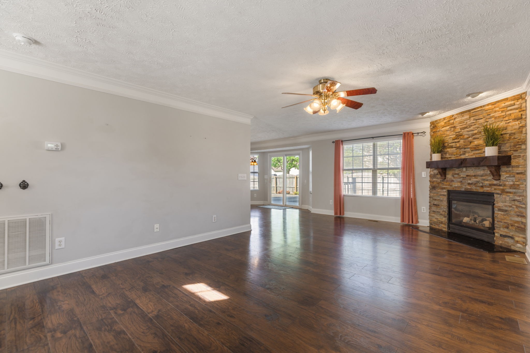 2290 Hayward Ln