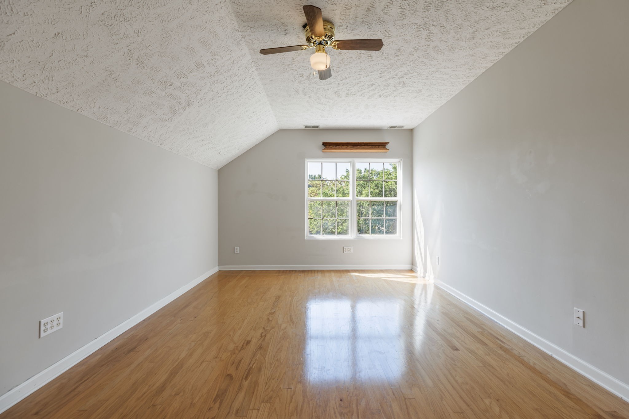 2290 Hayward Ln