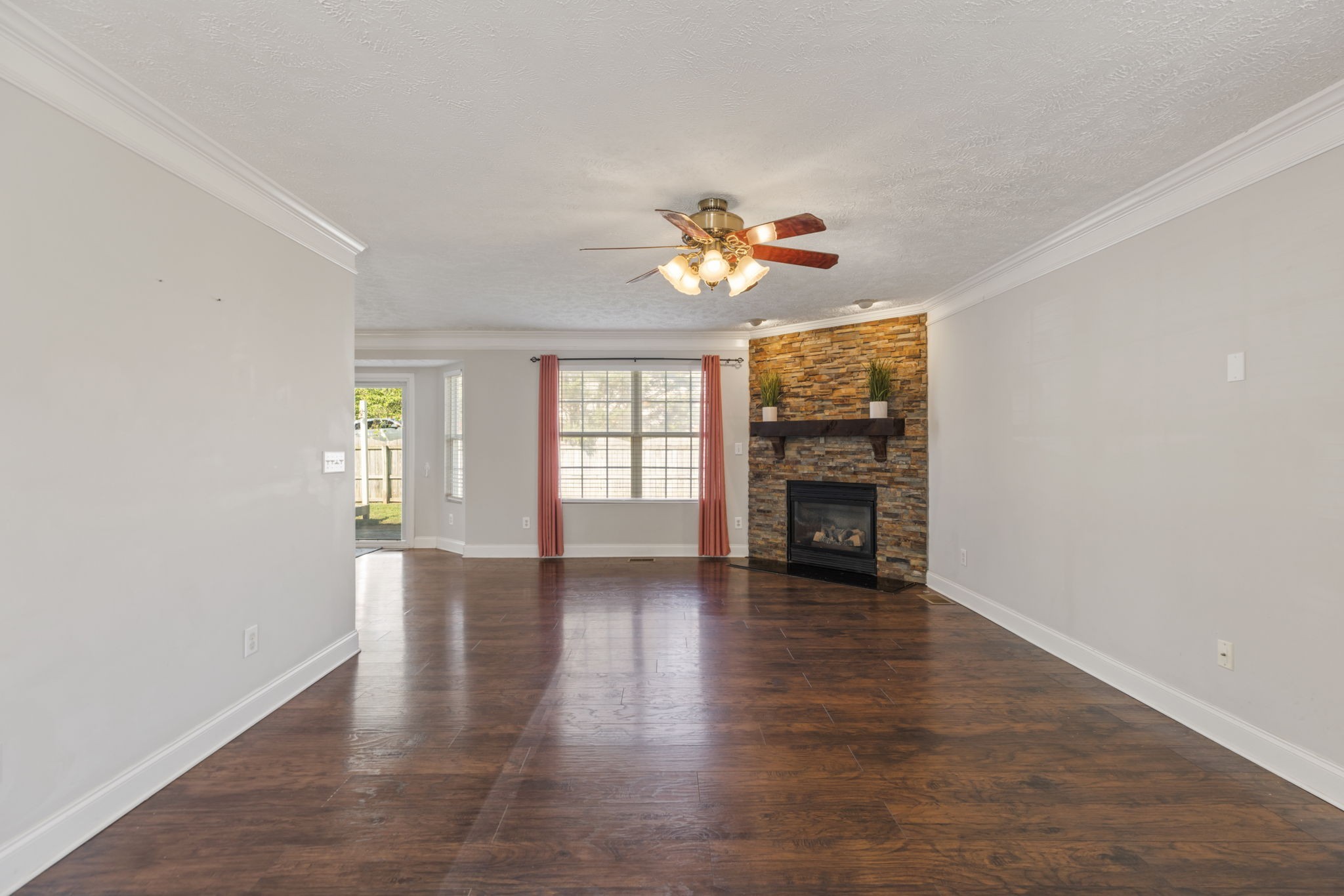 2290 Hayward Ln
