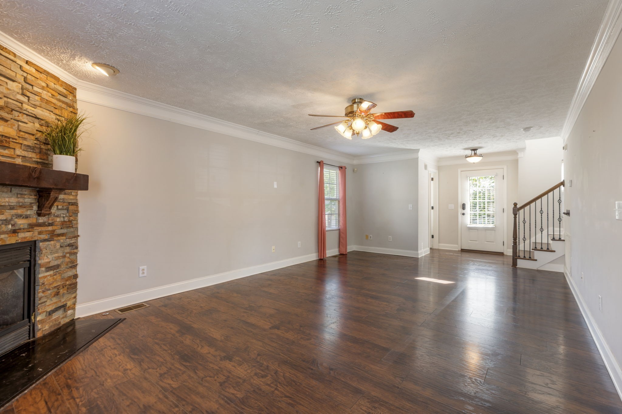 2290 Hayward Ln