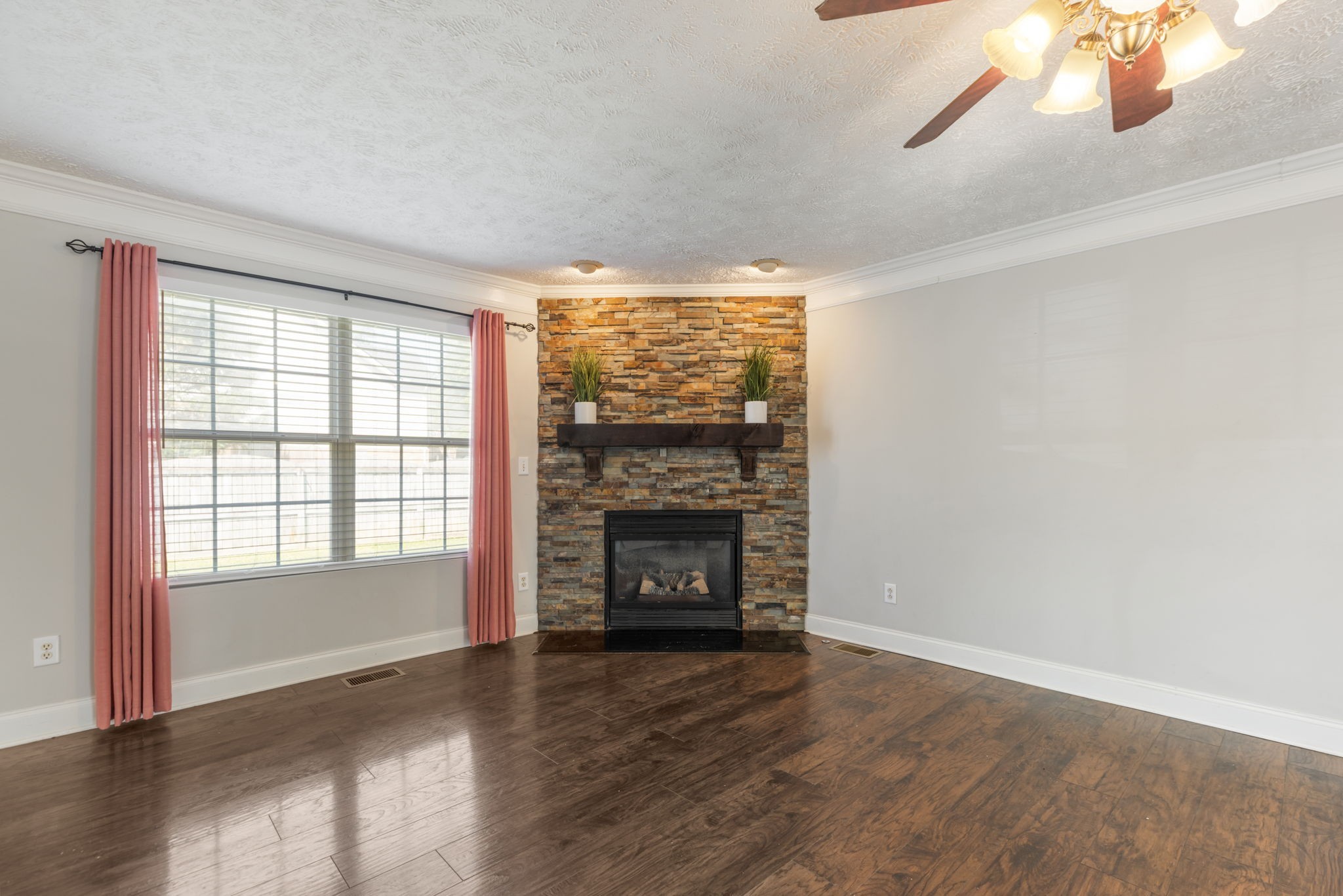 2290 Hayward Ln