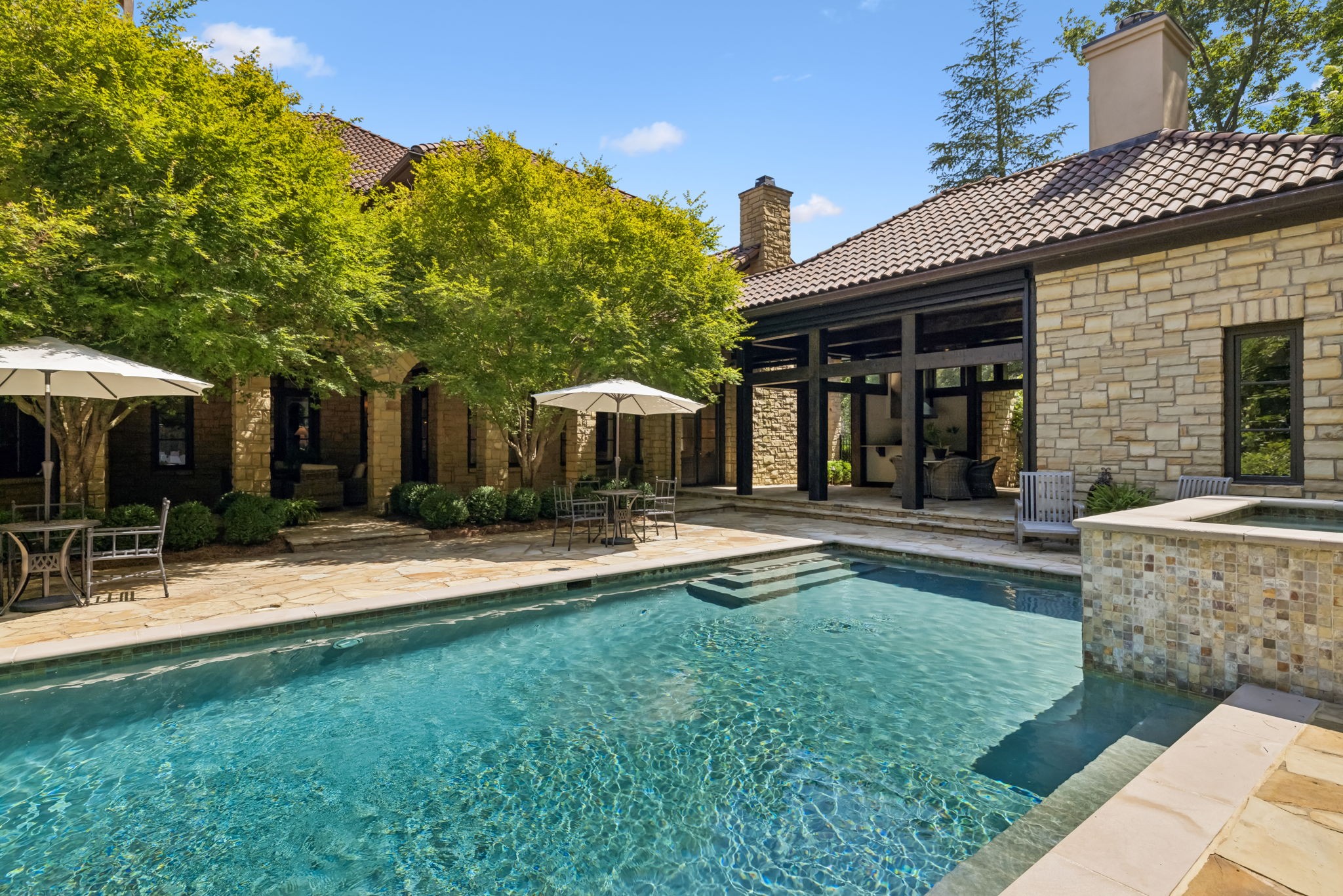 1037 Vaughn Crest Dr