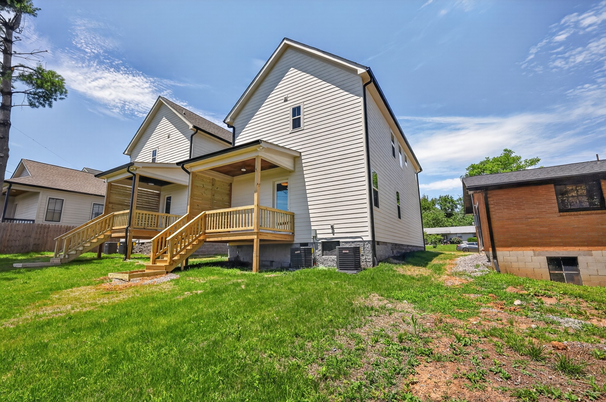 633 Claridge Dr