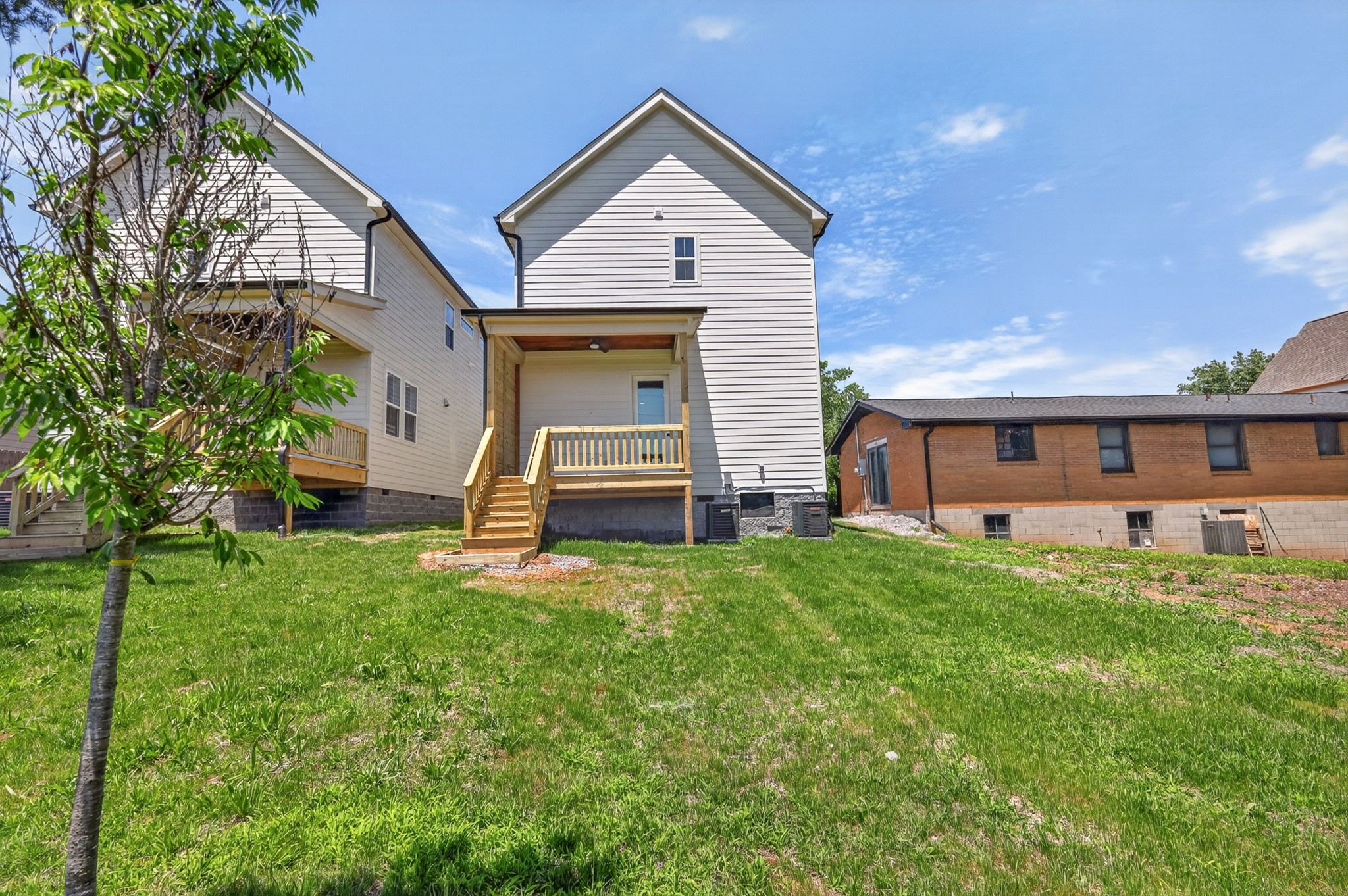633 Claridge Dr
