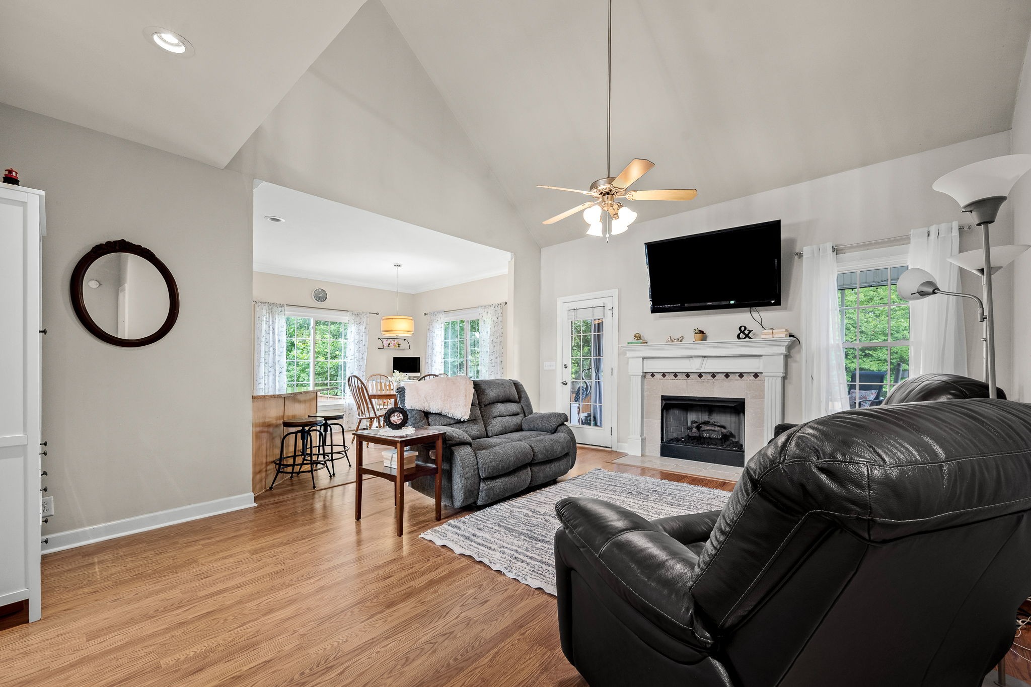 3084 Vicwood Dr