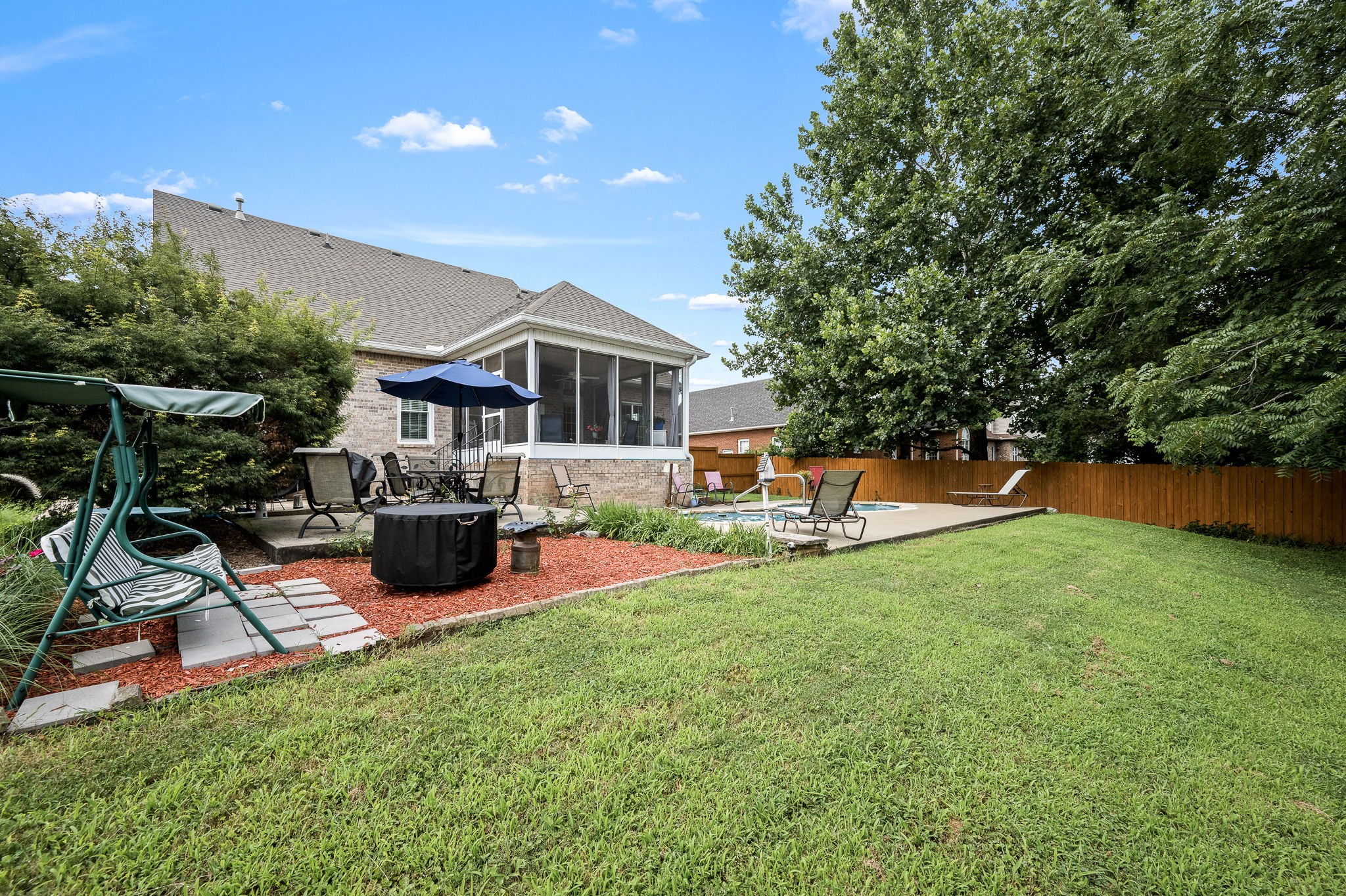 3084 Vicwood Dr