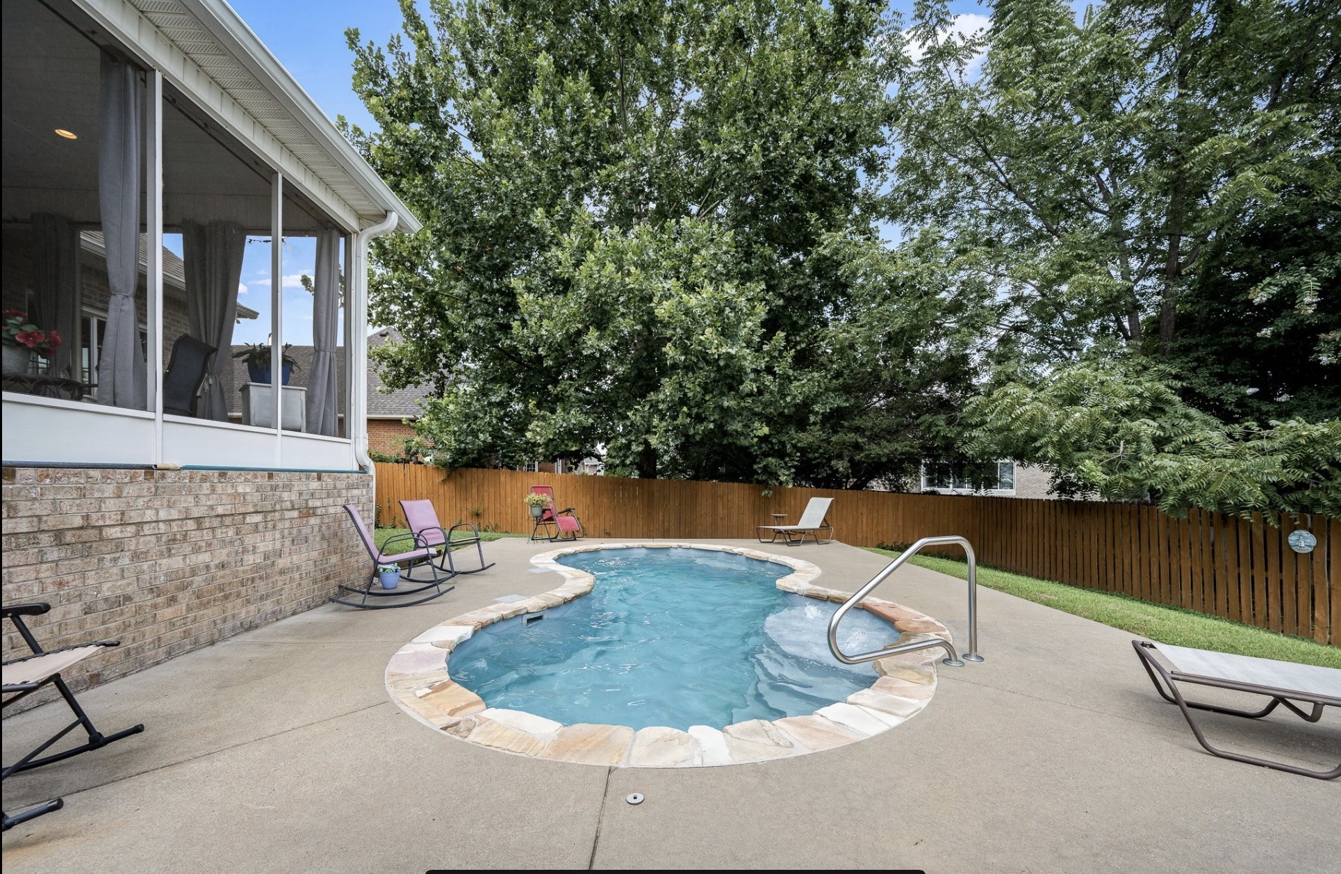 3084 Vicwood Dr