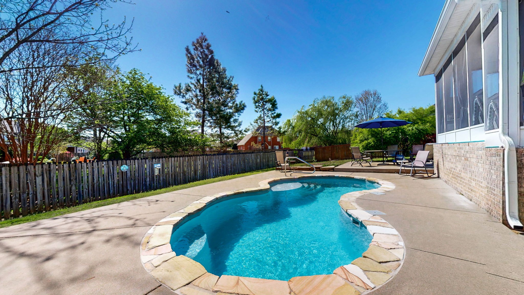 3084 Vicwood Dr