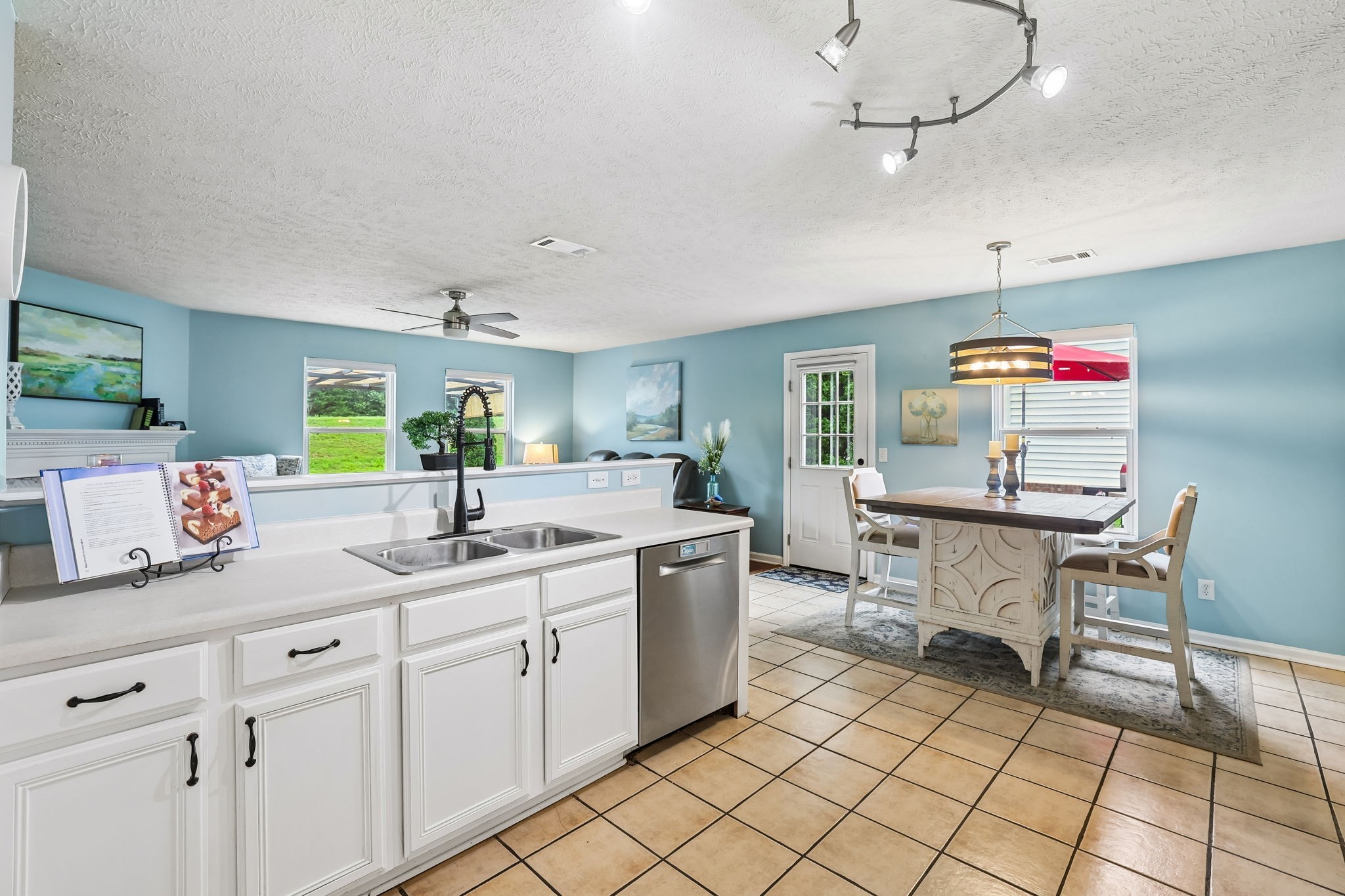 5715 Roxbury Dr