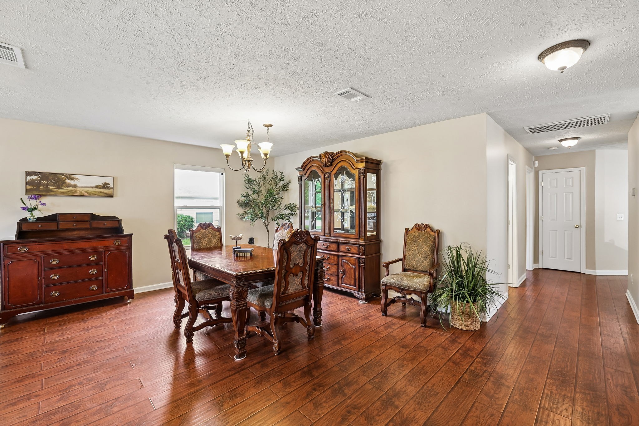 5715 Roxbury Dr