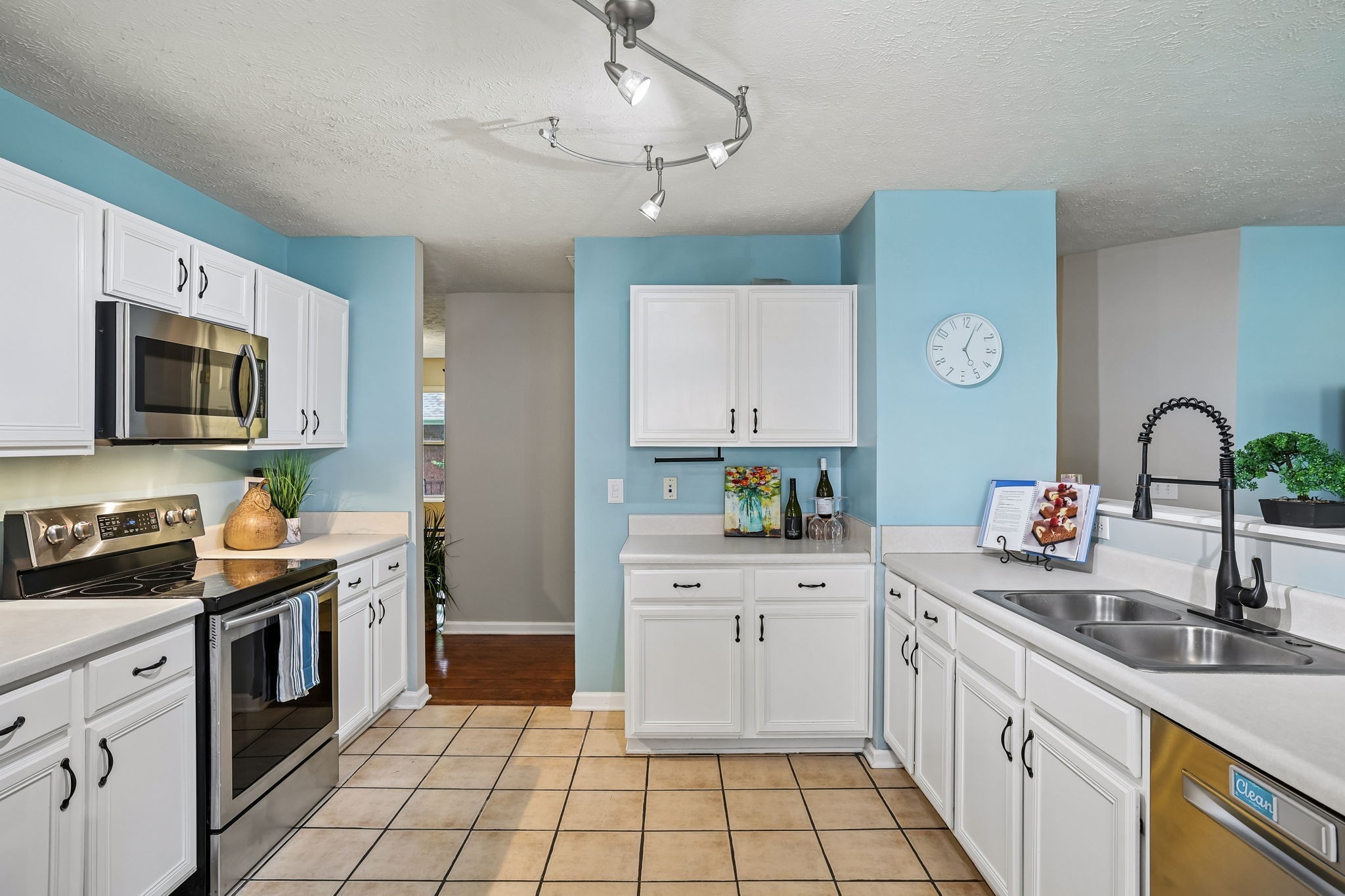 5715 Roxbury Dr