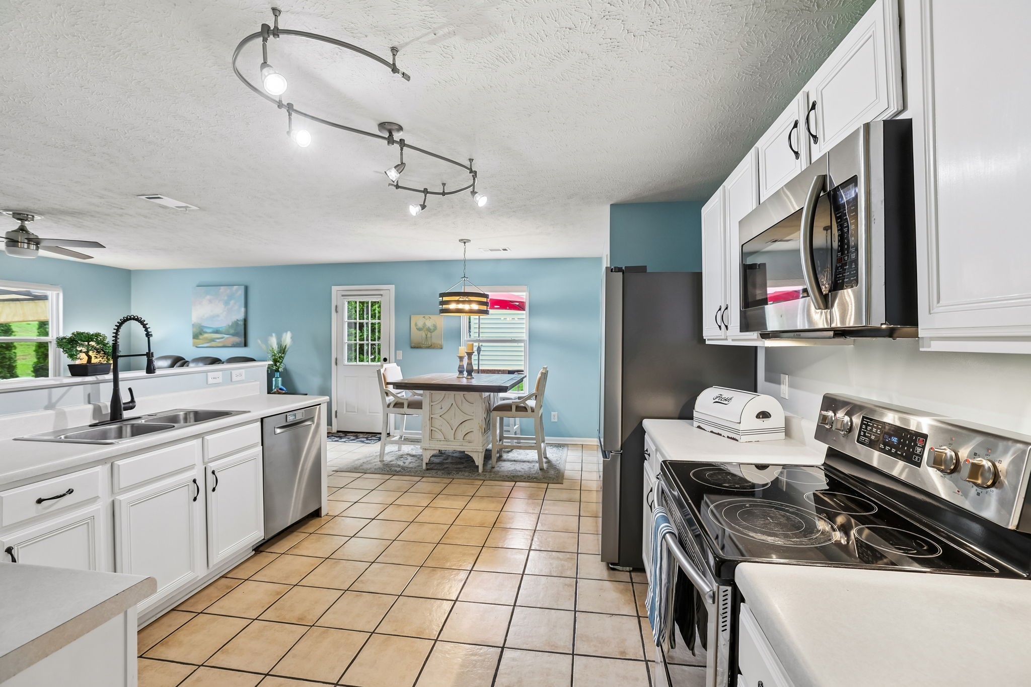 5715 Roxbury Dr