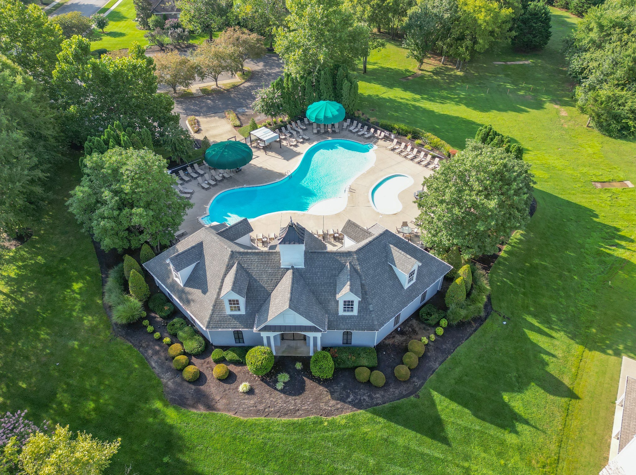 5715 Roxbury Dr