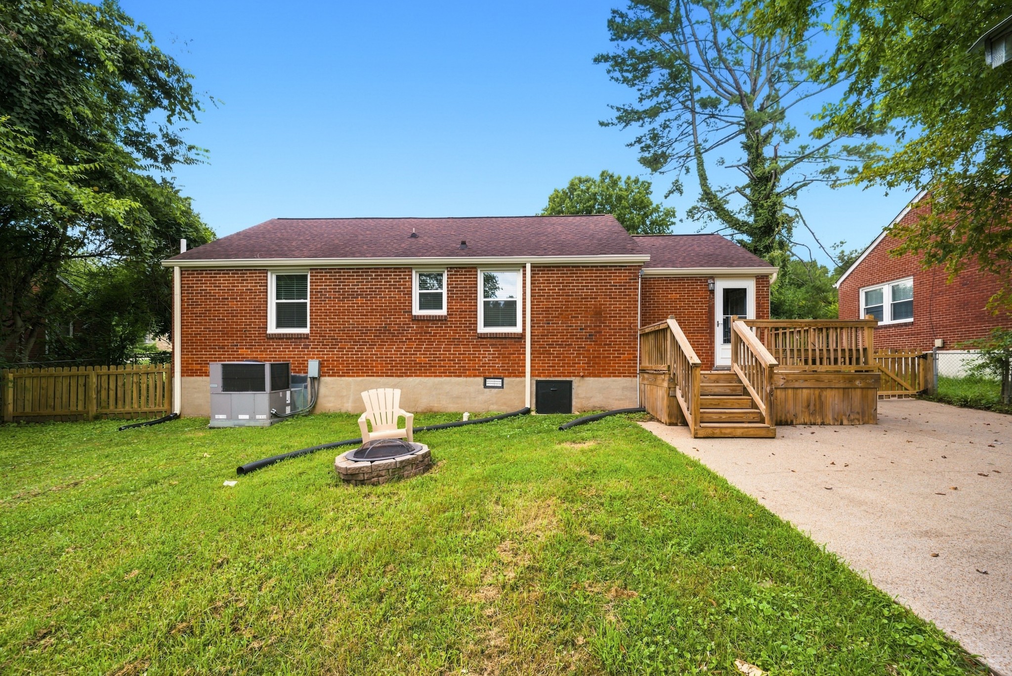 2002 Riverwood Dr