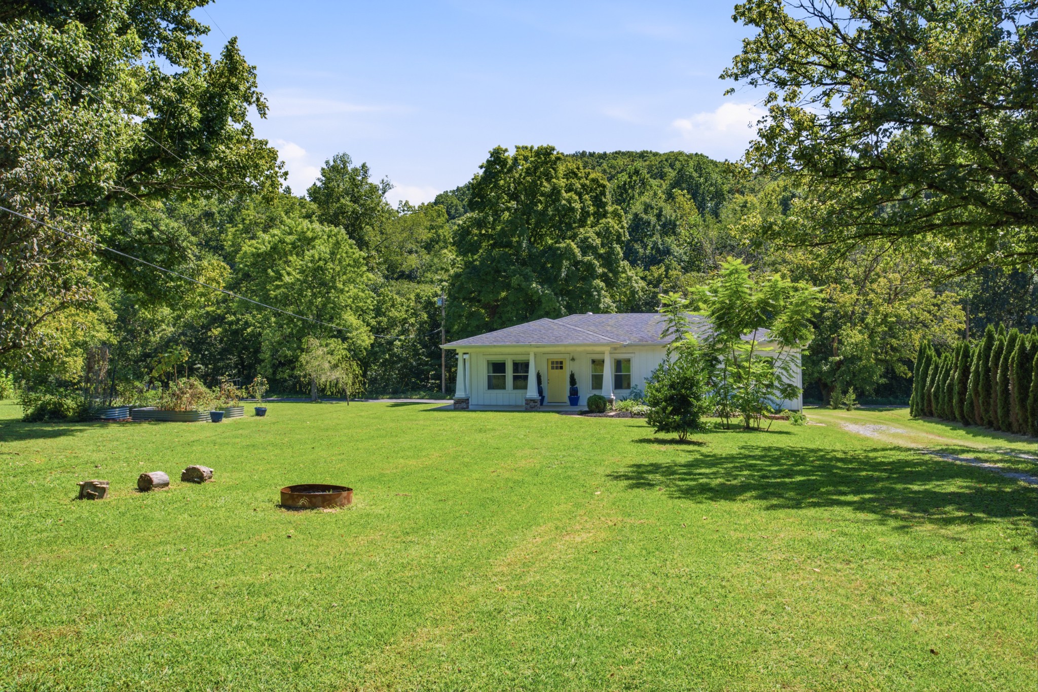 1389 Louisville Hwy
