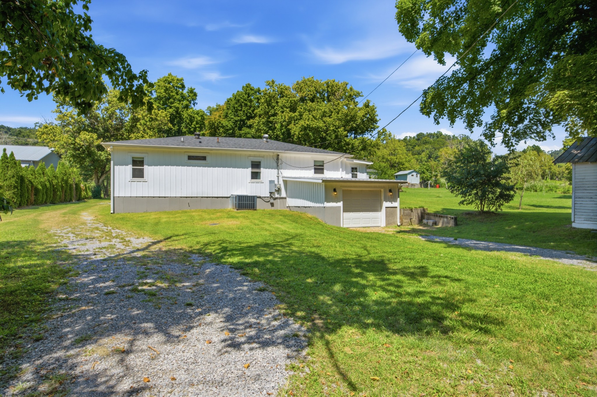 1389 Louisville Hwy