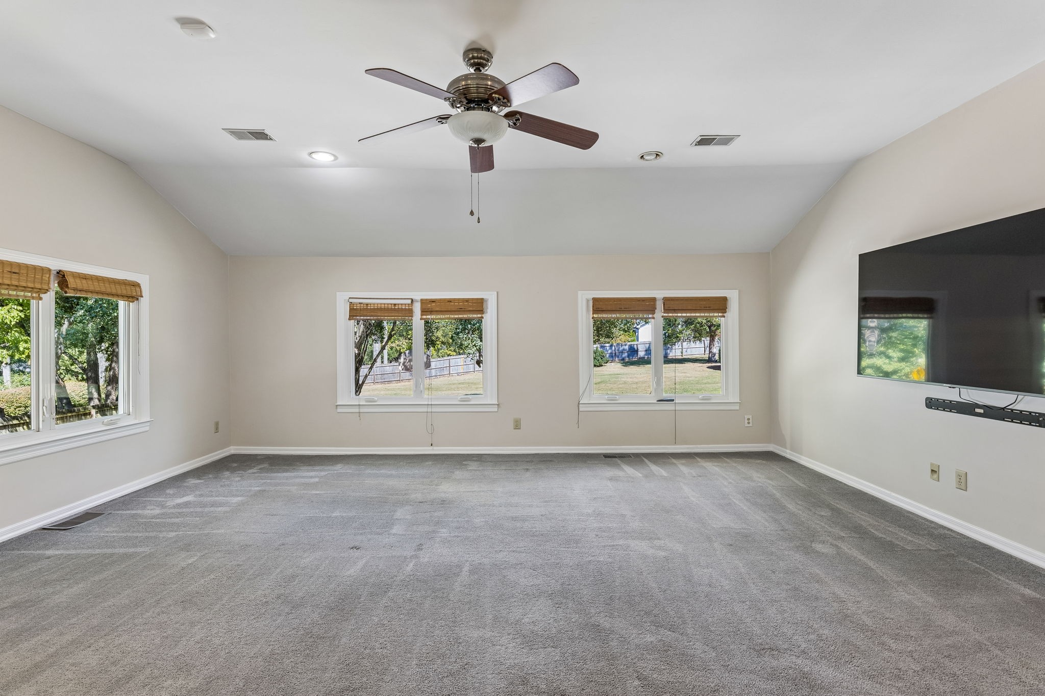 206 Hillwood Blvd, NE