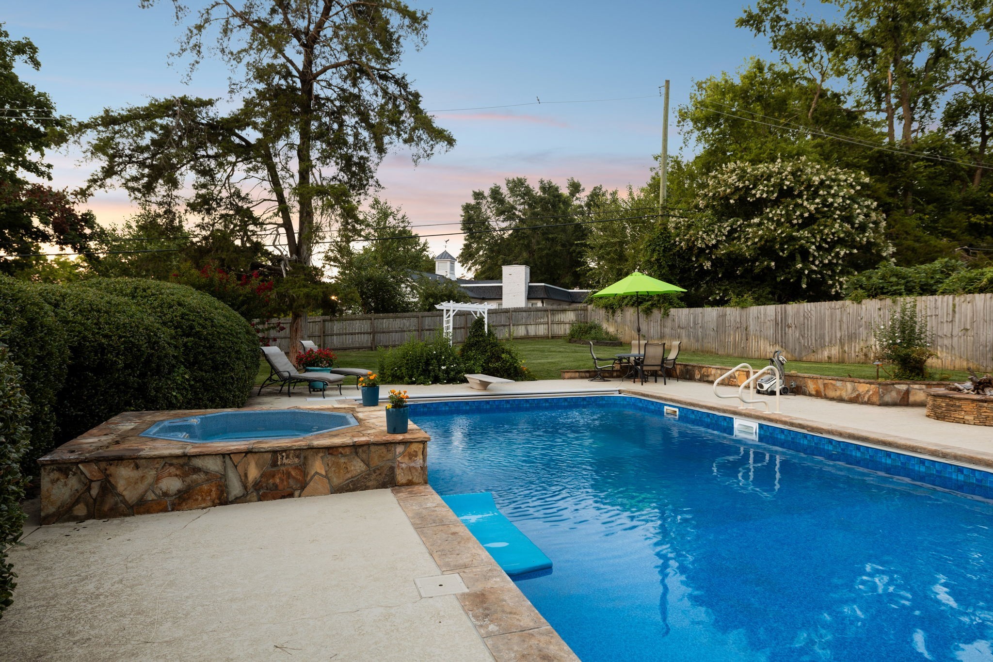 206 Hillwood Blvd, NE