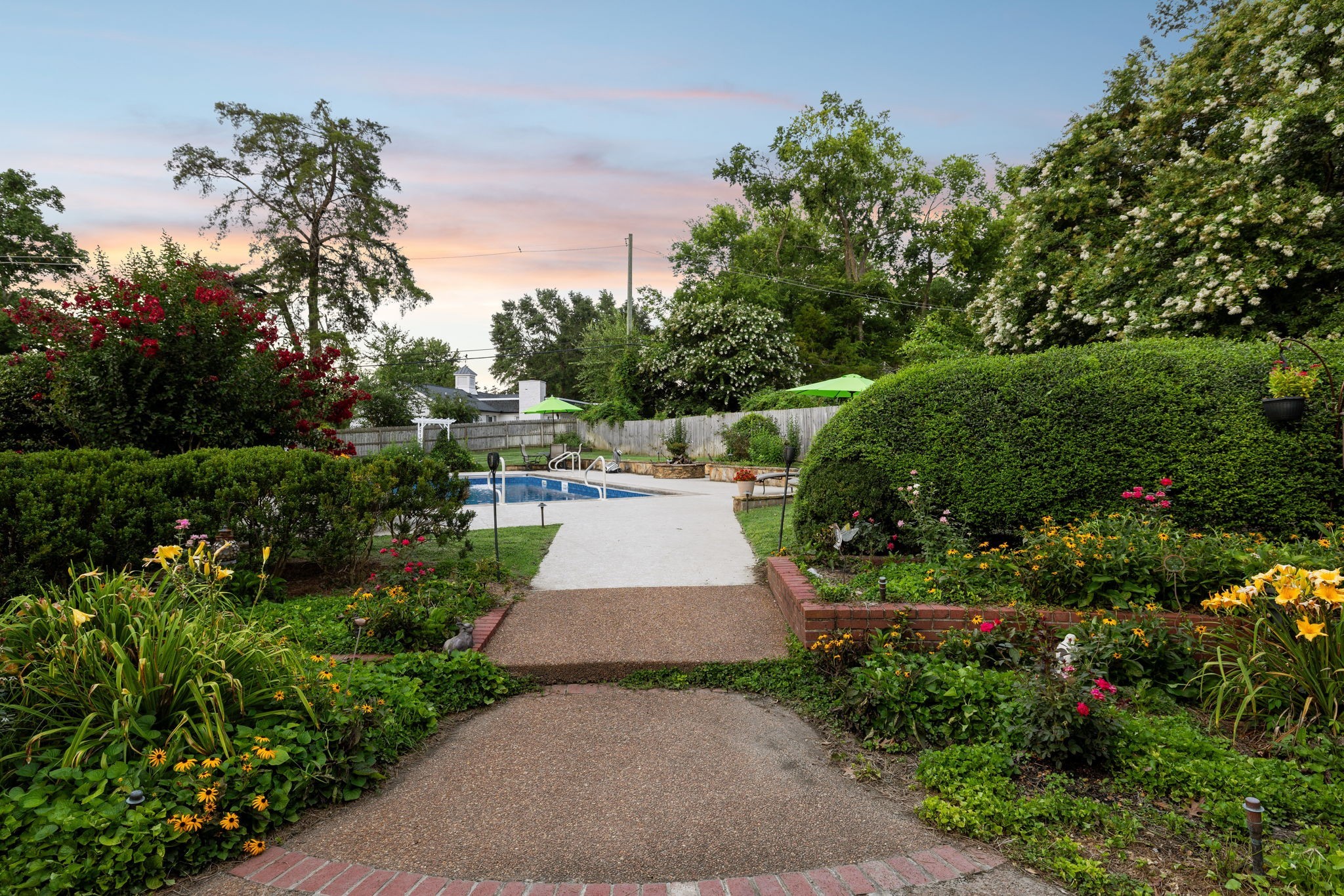 206 Hillwood Blvd, NE