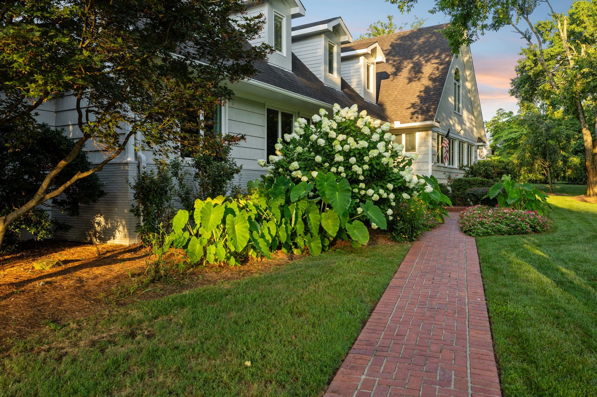 206 Hillwood Blvd, NE