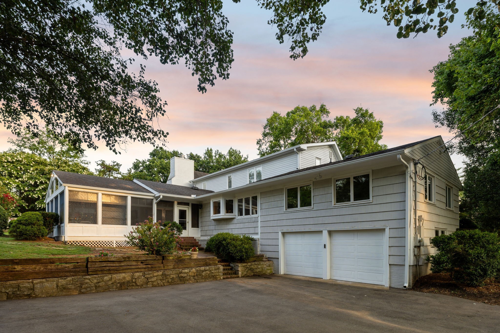 206 Hillwood Blvd, NE
