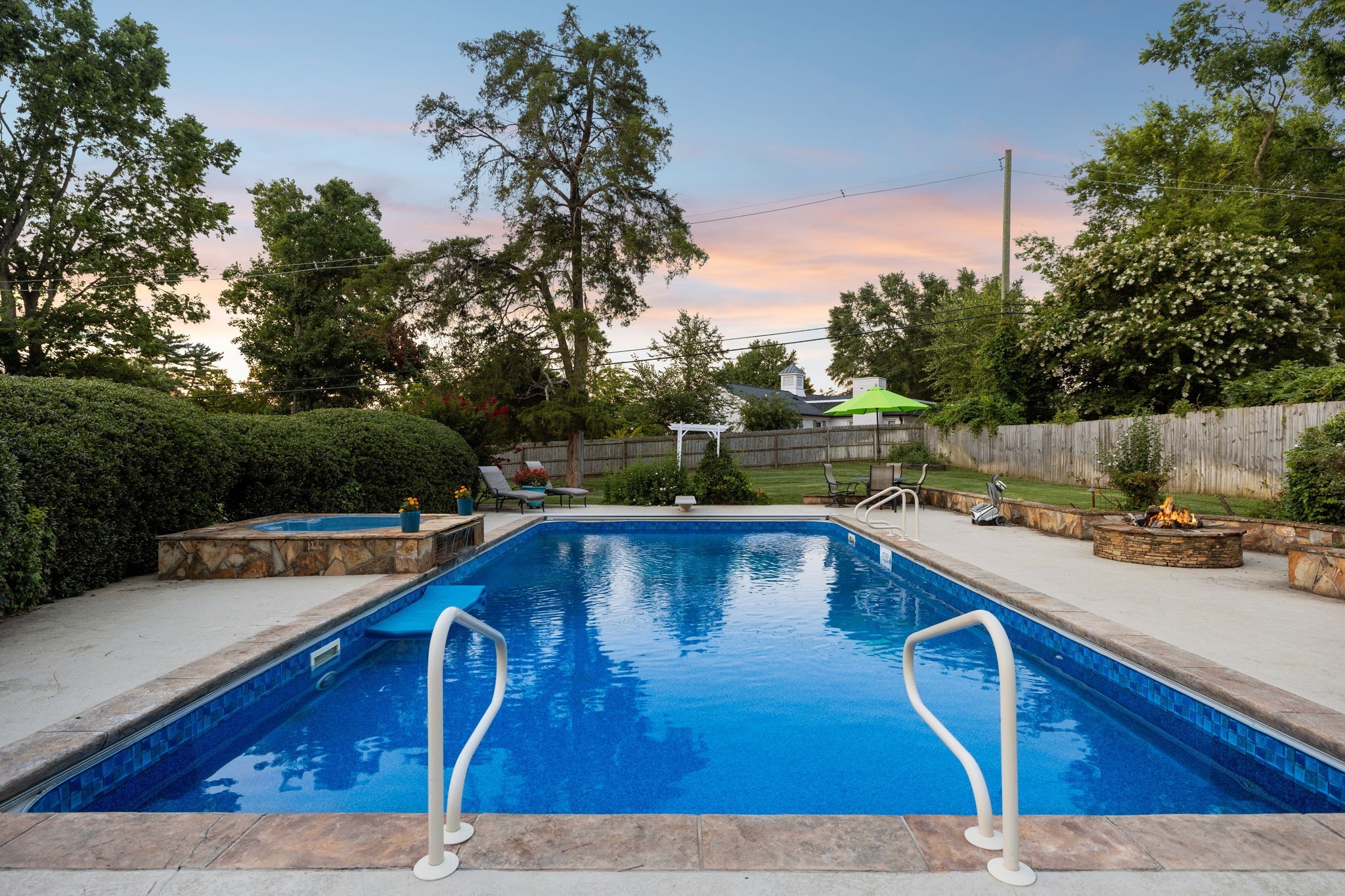 206 Hillwood Blvd, NE