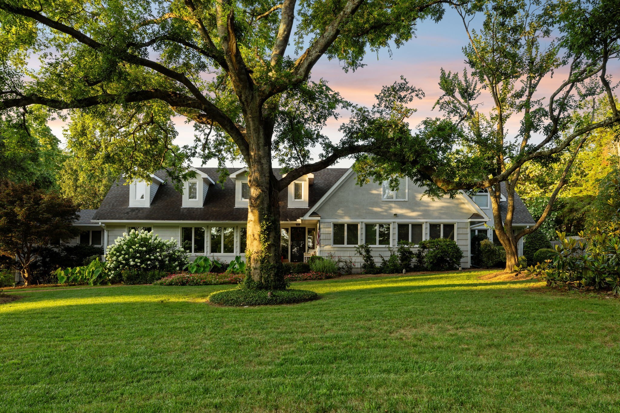 206 Hillwood Blvd, NE