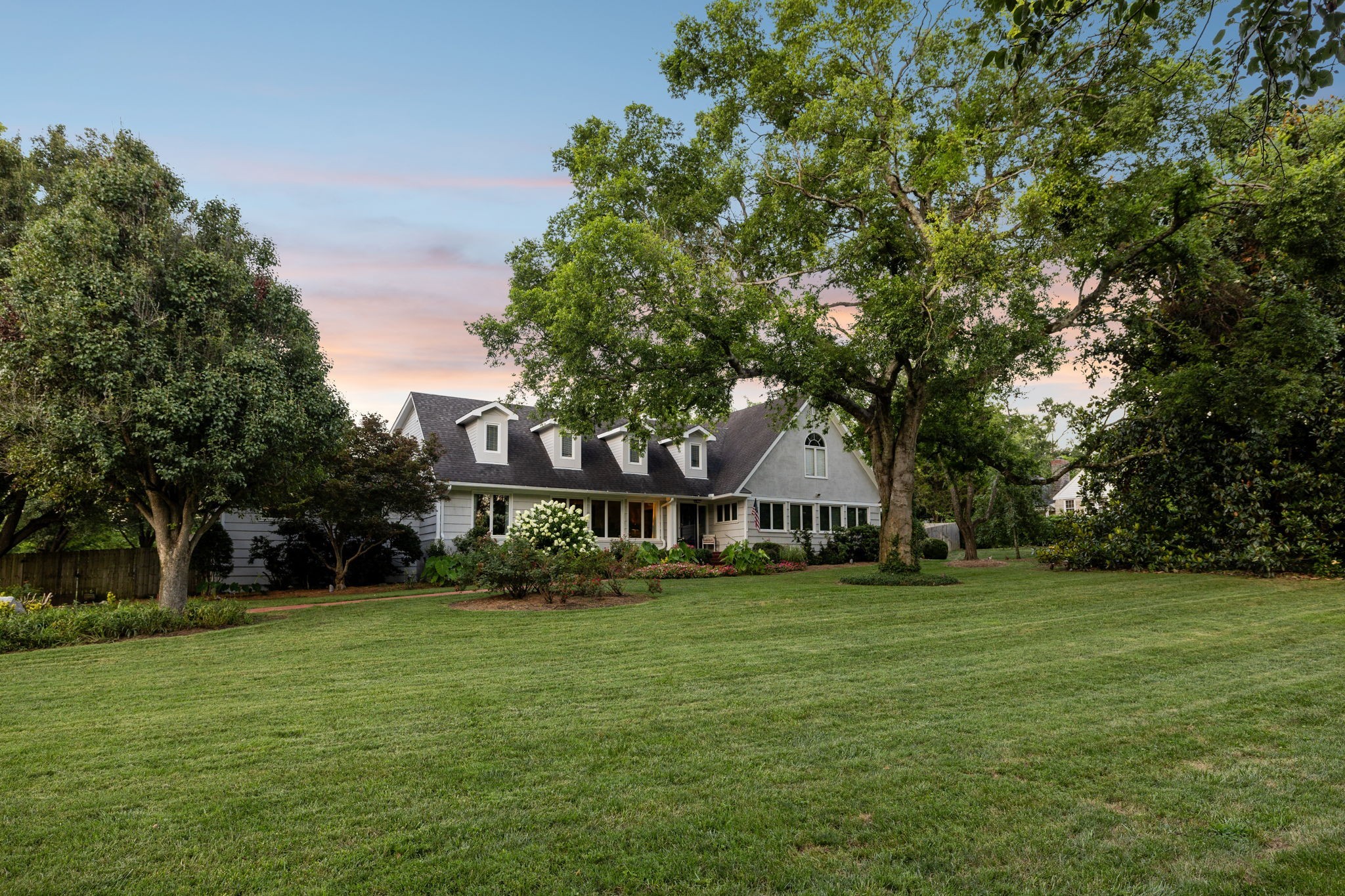 206 Hillwood Blvd, NE