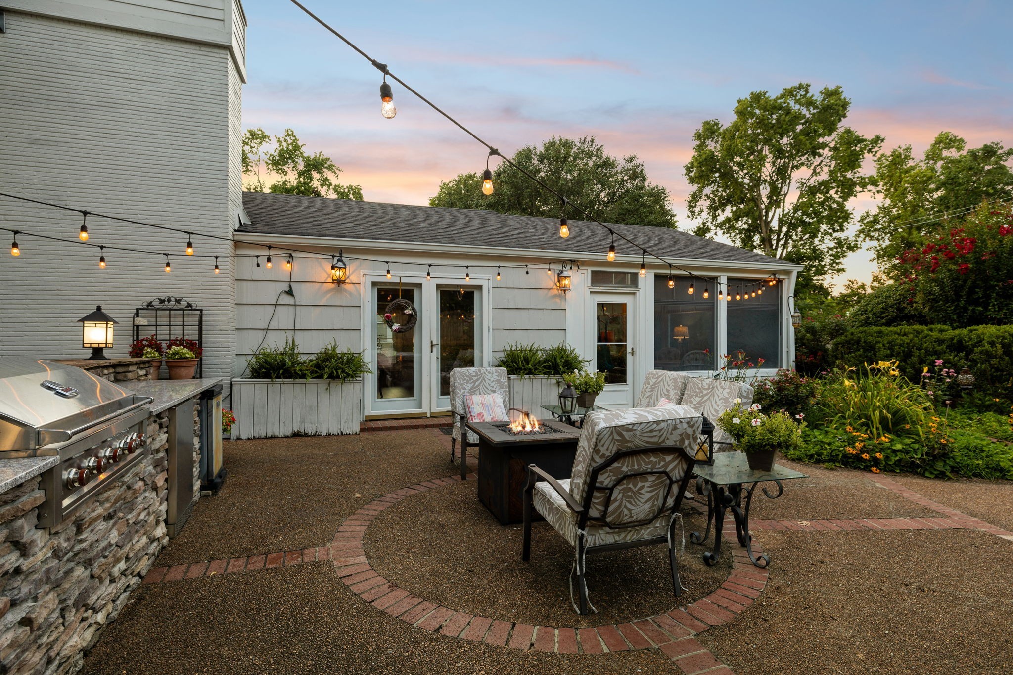 206 Hillwood Blvd, NE