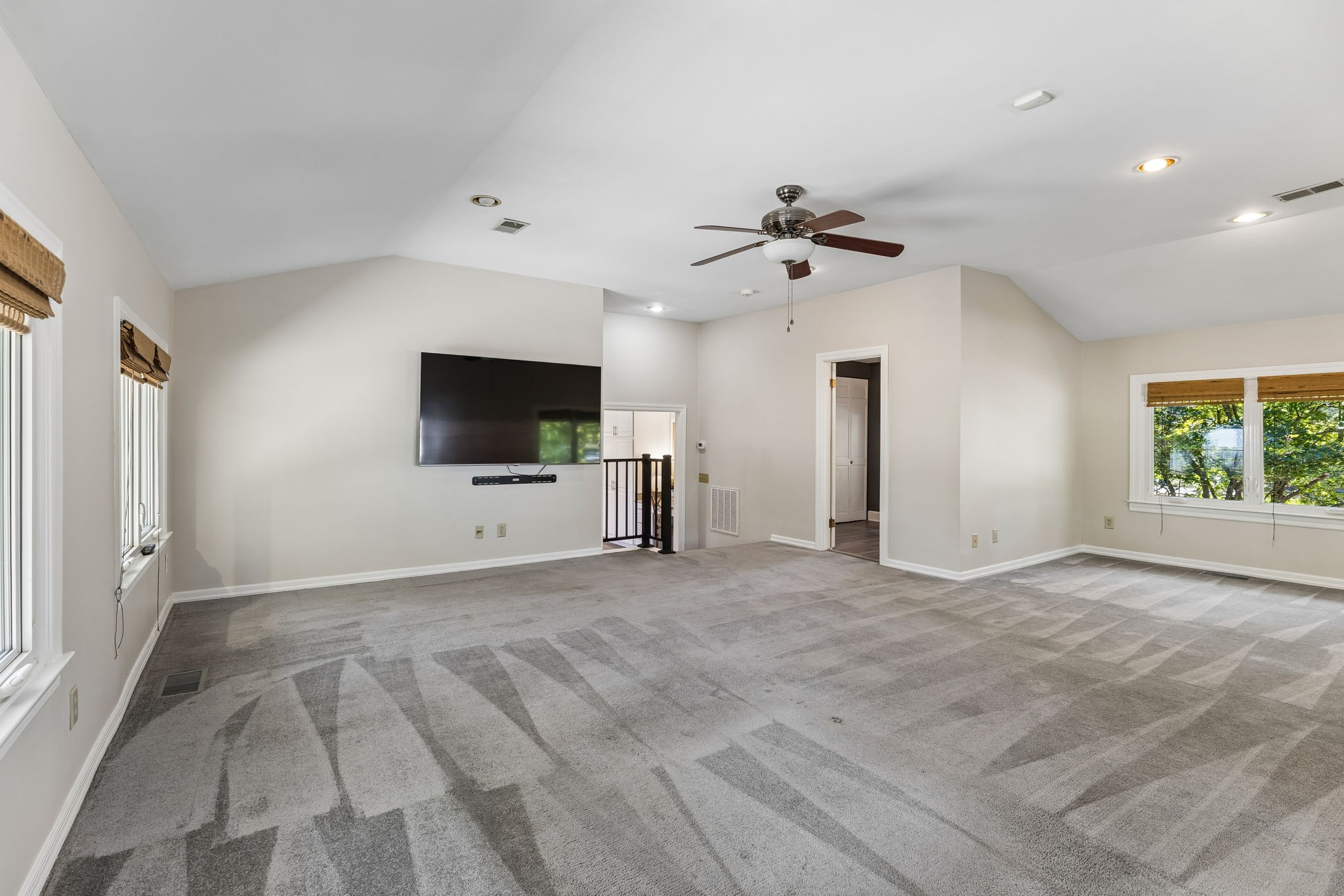 206 Hillwood Blvd, NE
