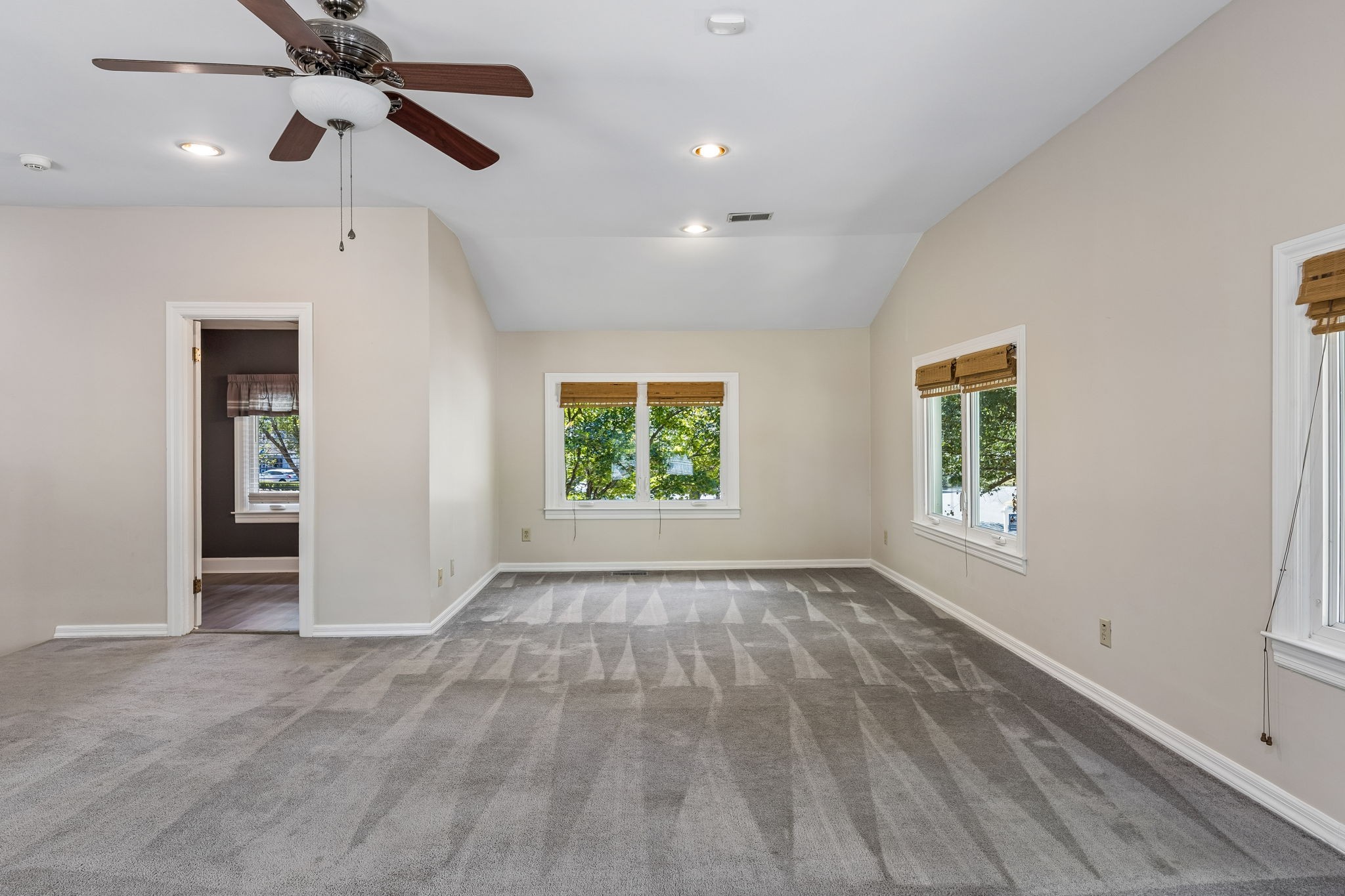 206 Hillwood Blvd, NE