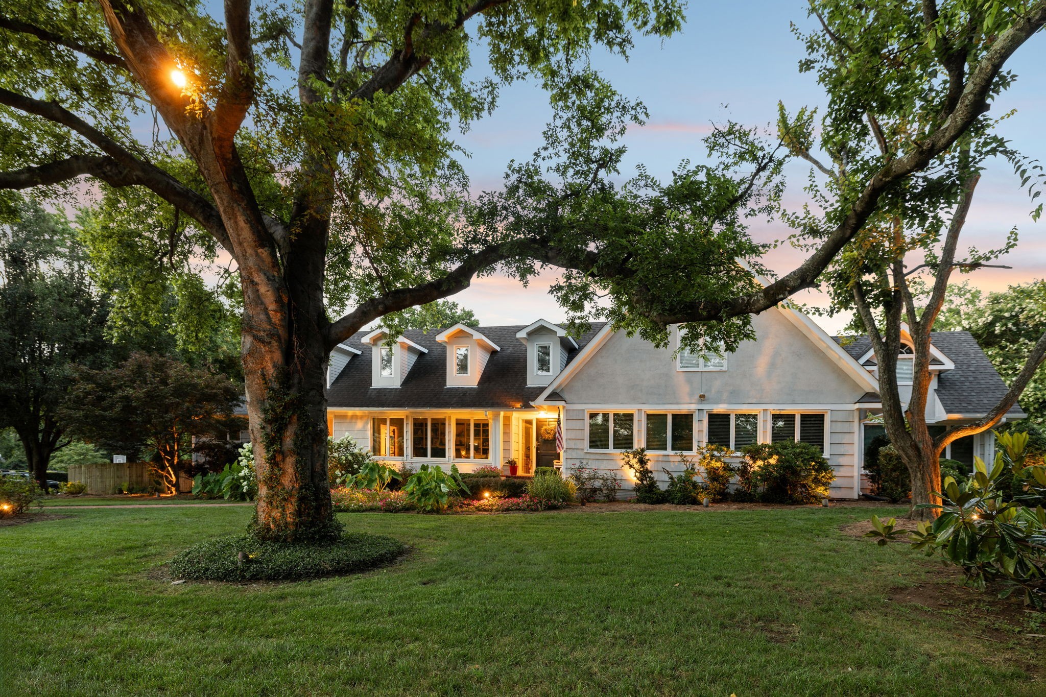 206 Hillwood Blvd, NE