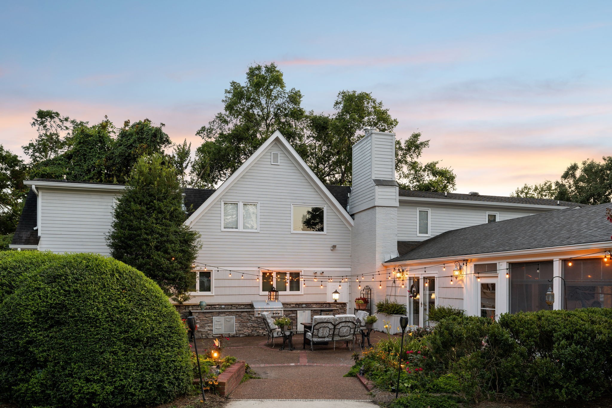 206 Hillwood Blvd, NE