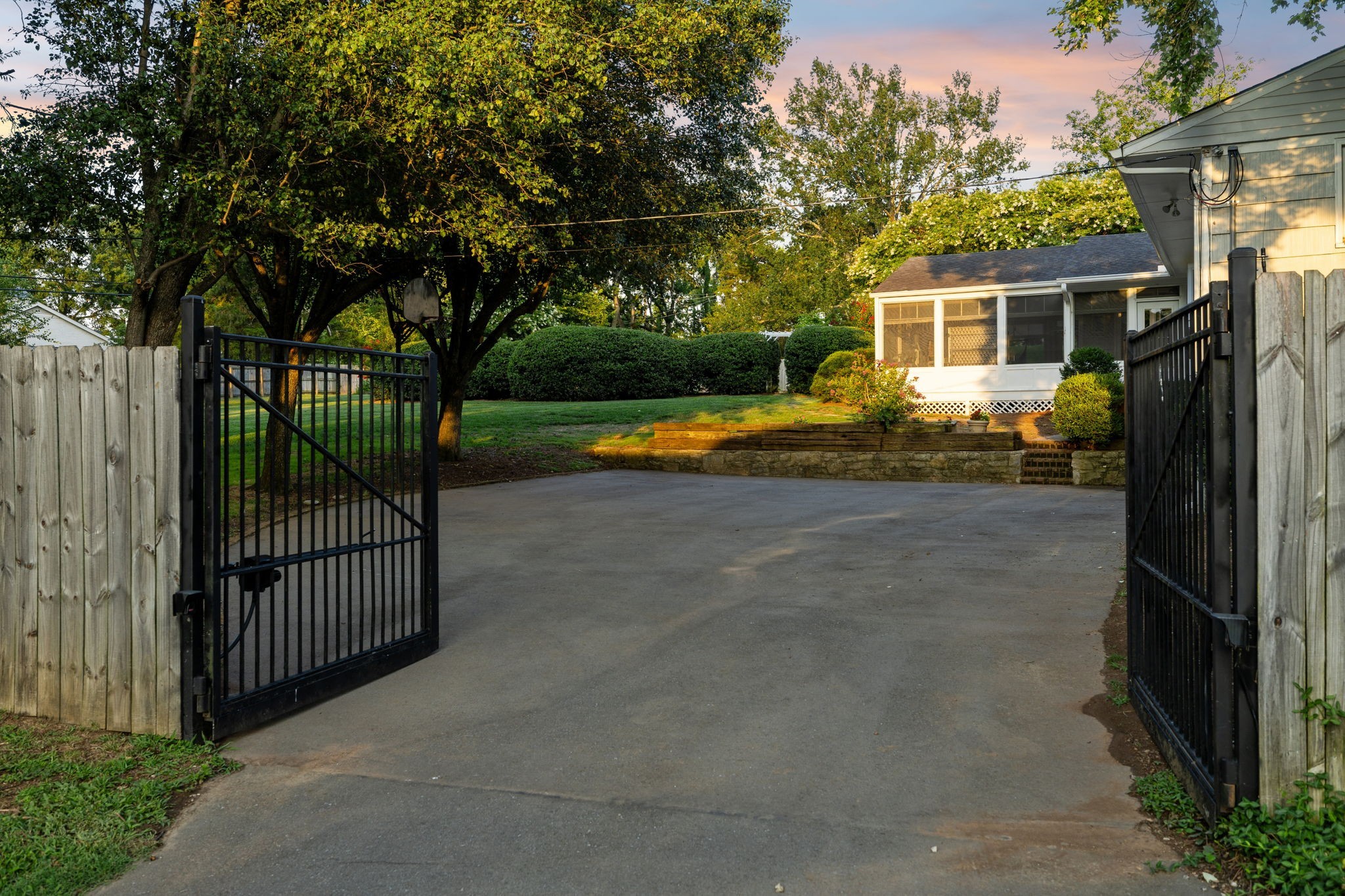 206 Hillwood Blvd, NE