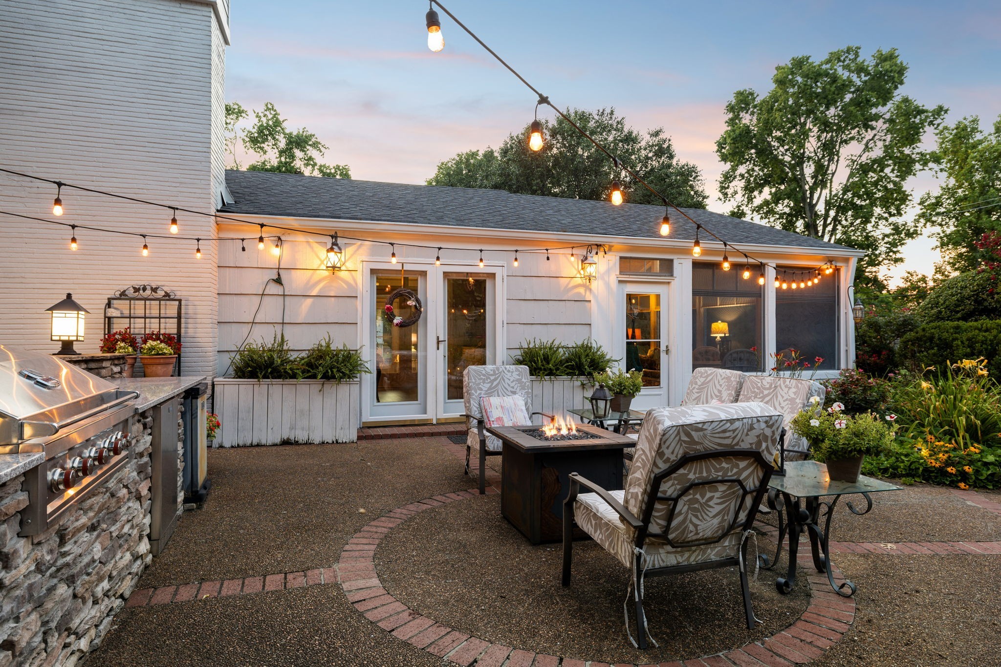 206 Hillwood Blvd, NE