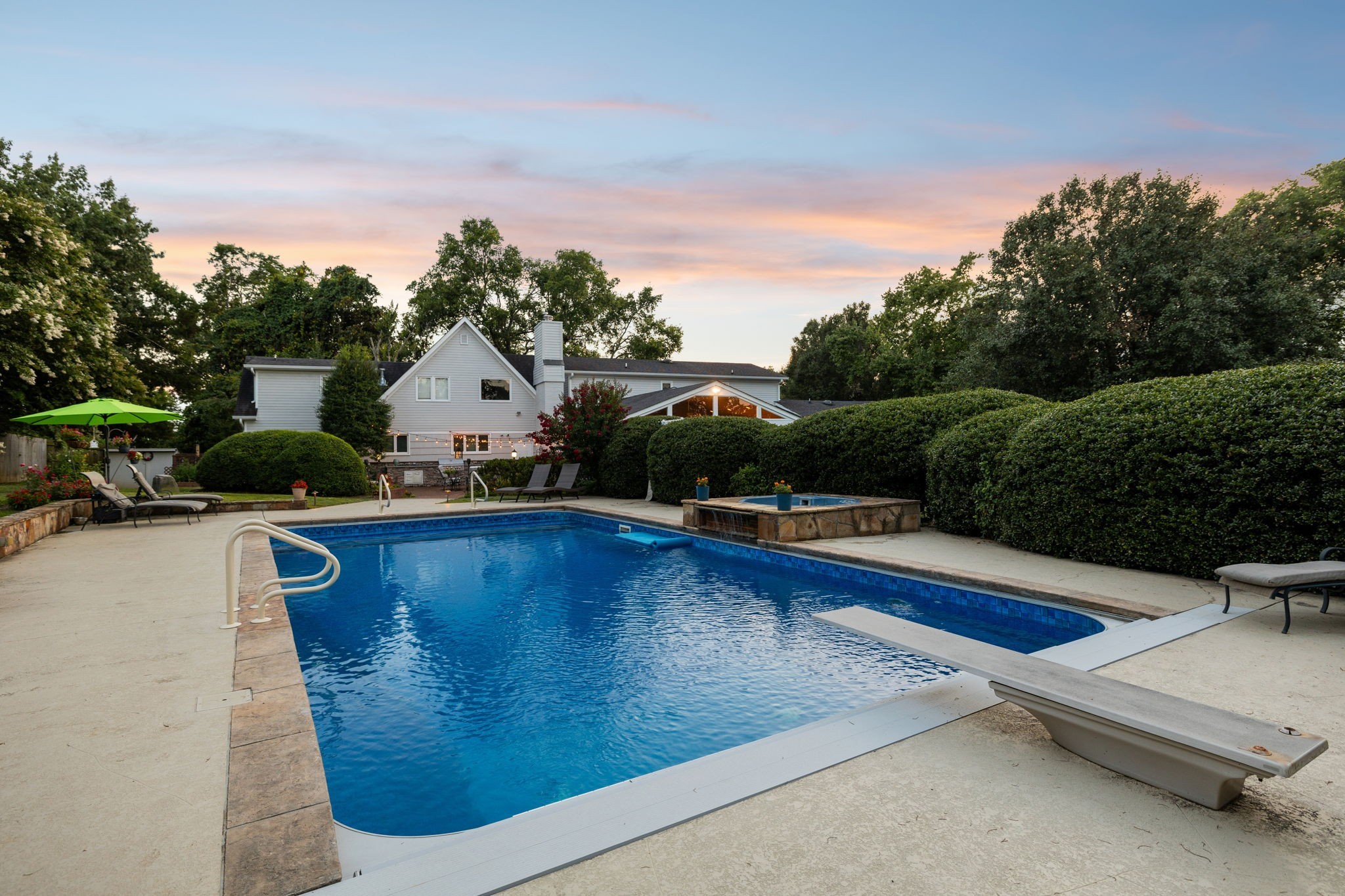 206 Hillwood Blvd, NE