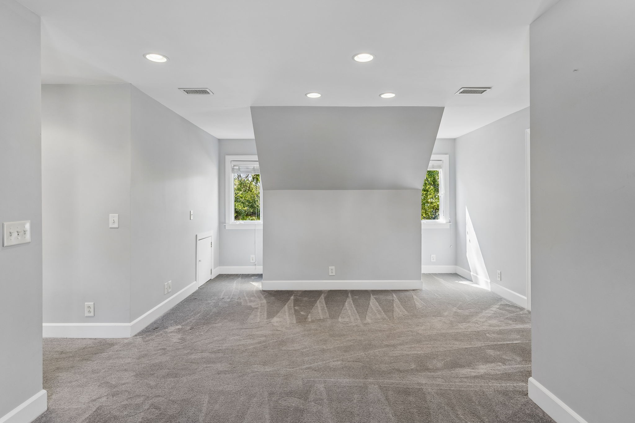 206 Hillwood Blvd, NE