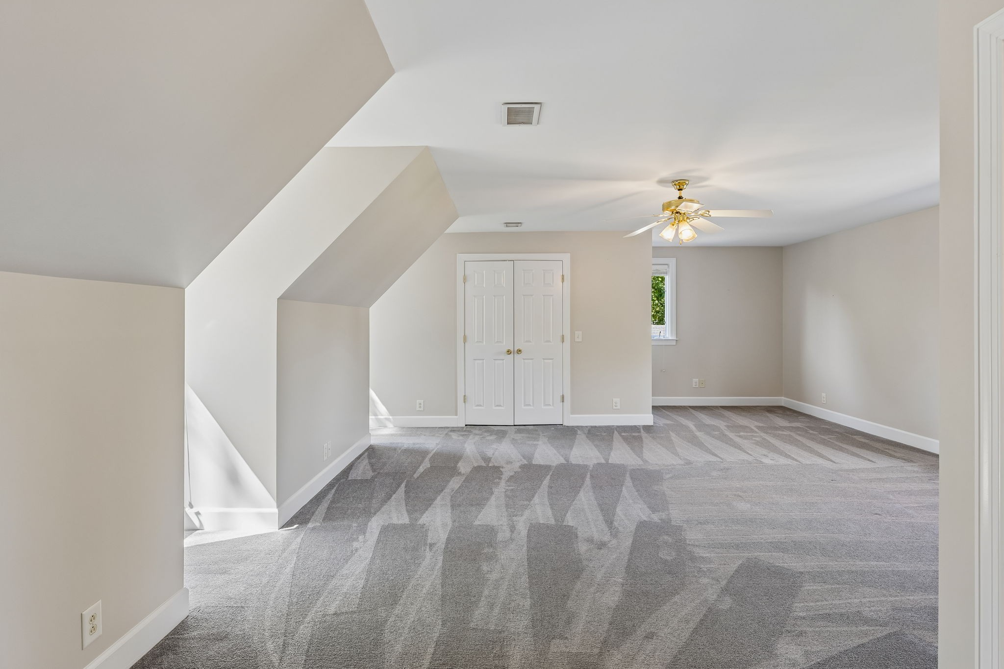 206 Hillwood Blvd, NE