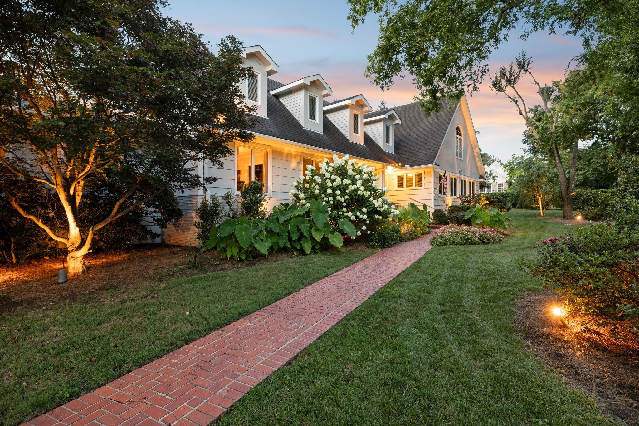 206 Hillwood Blvd, NE
