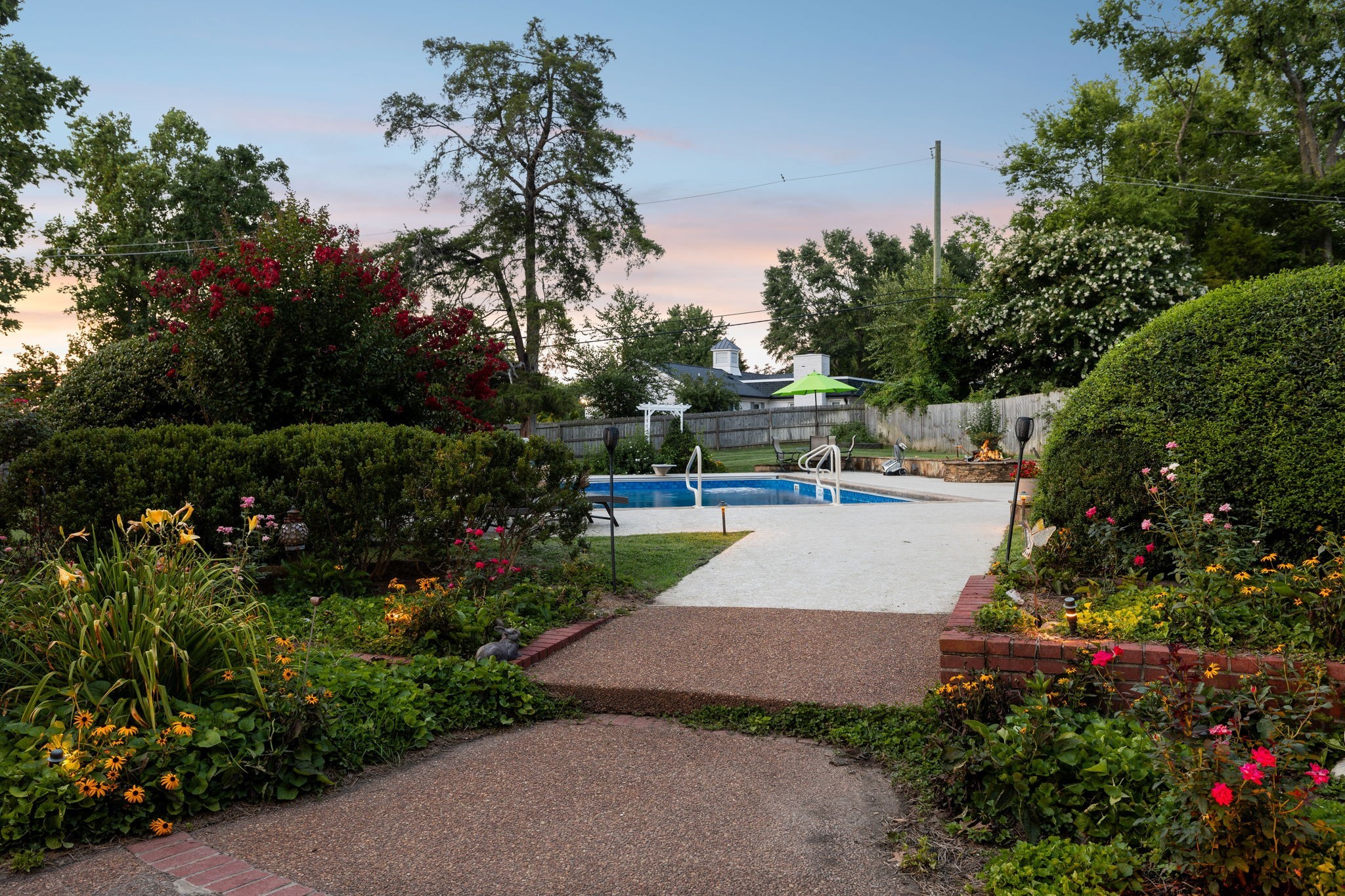 206 Hillwood Blvd, NE