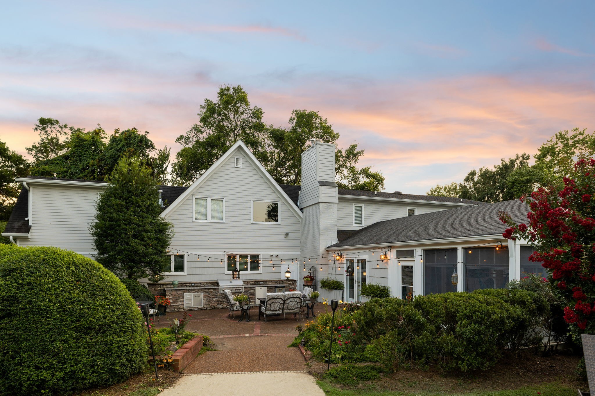 206 Hillwood Blvd, NE