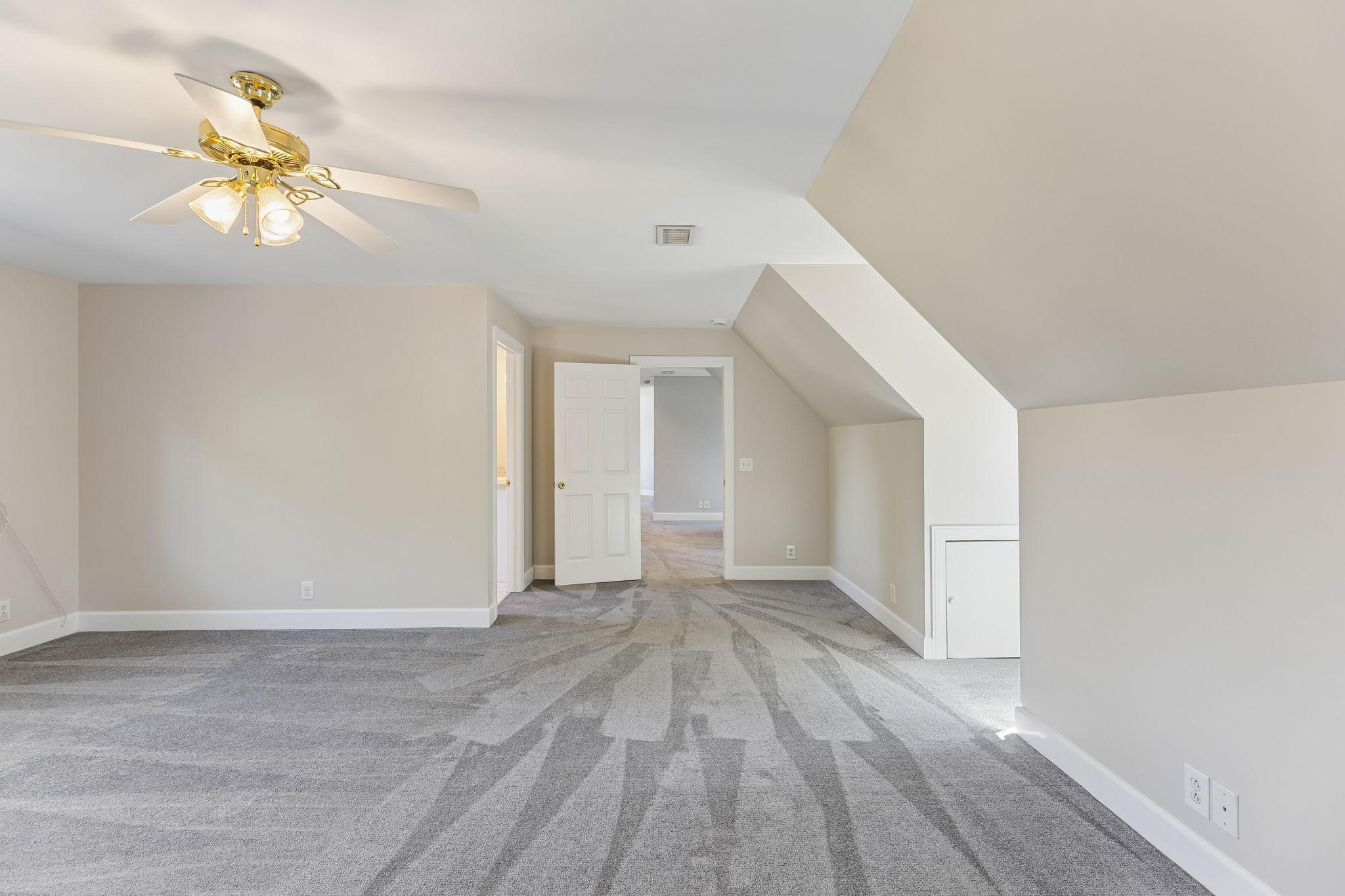 206 Hillwood Blvd, NE