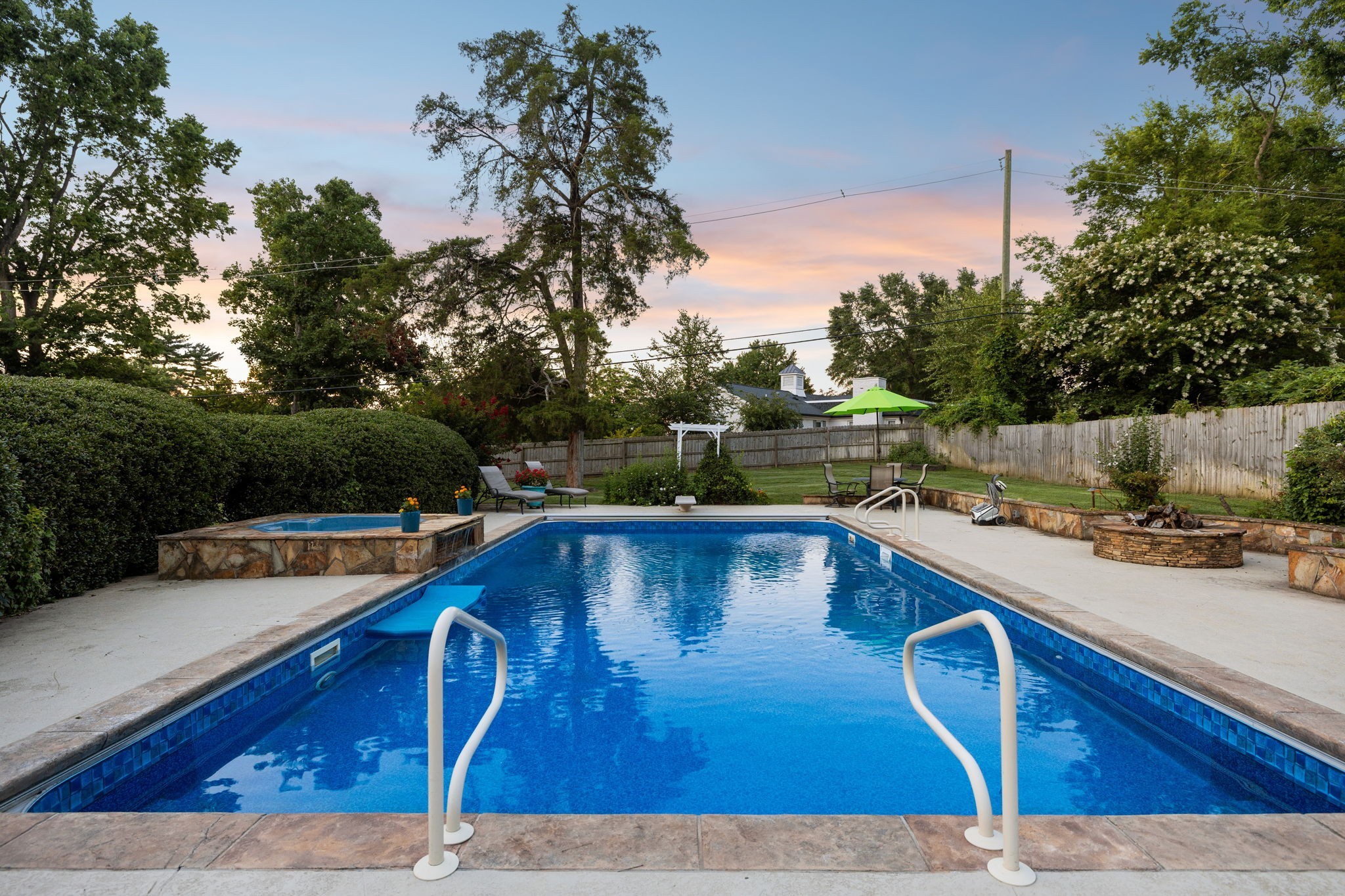 206 Hillwood Blvd, NE