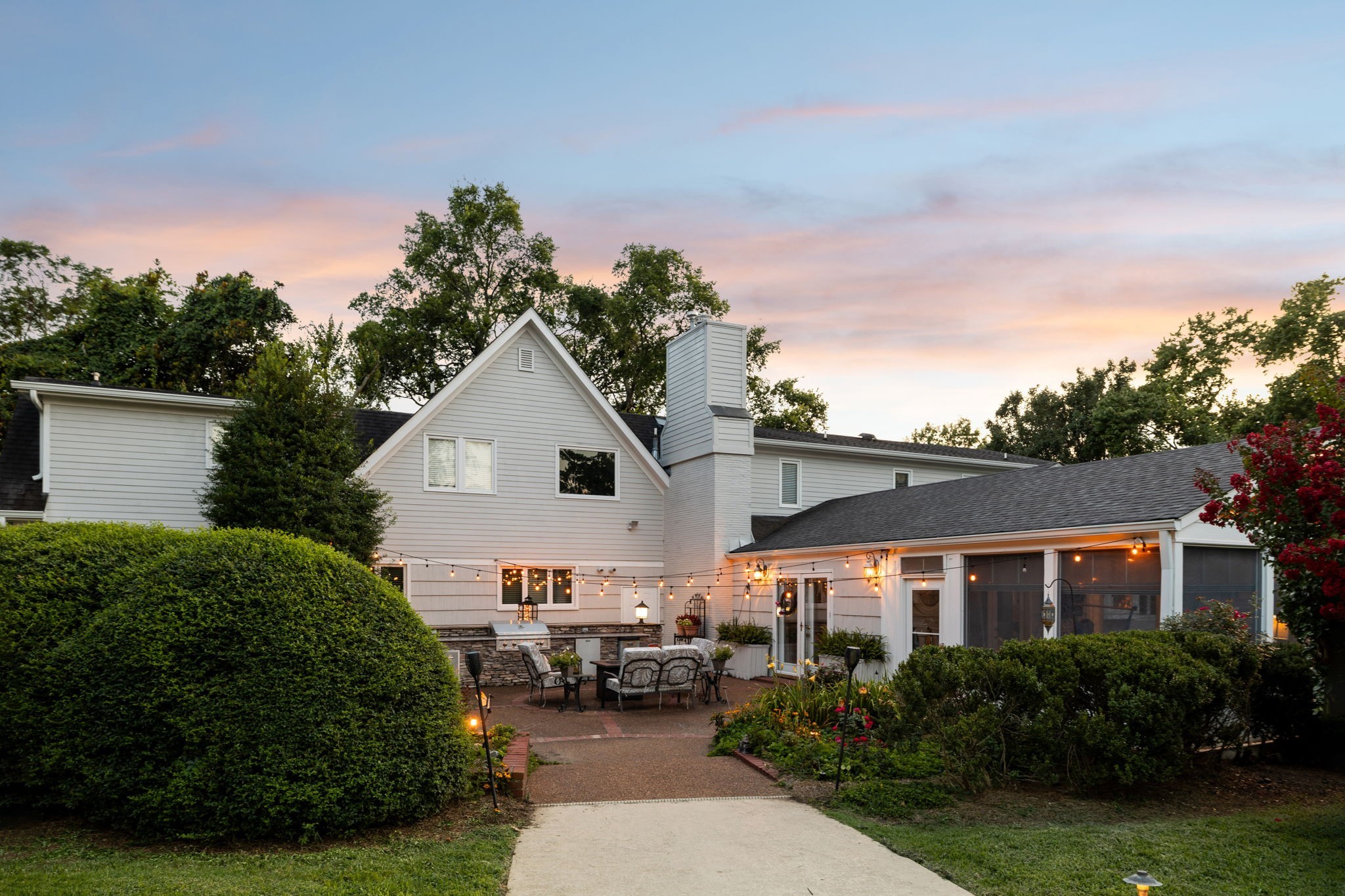 206 Hillwood Blvd, NE