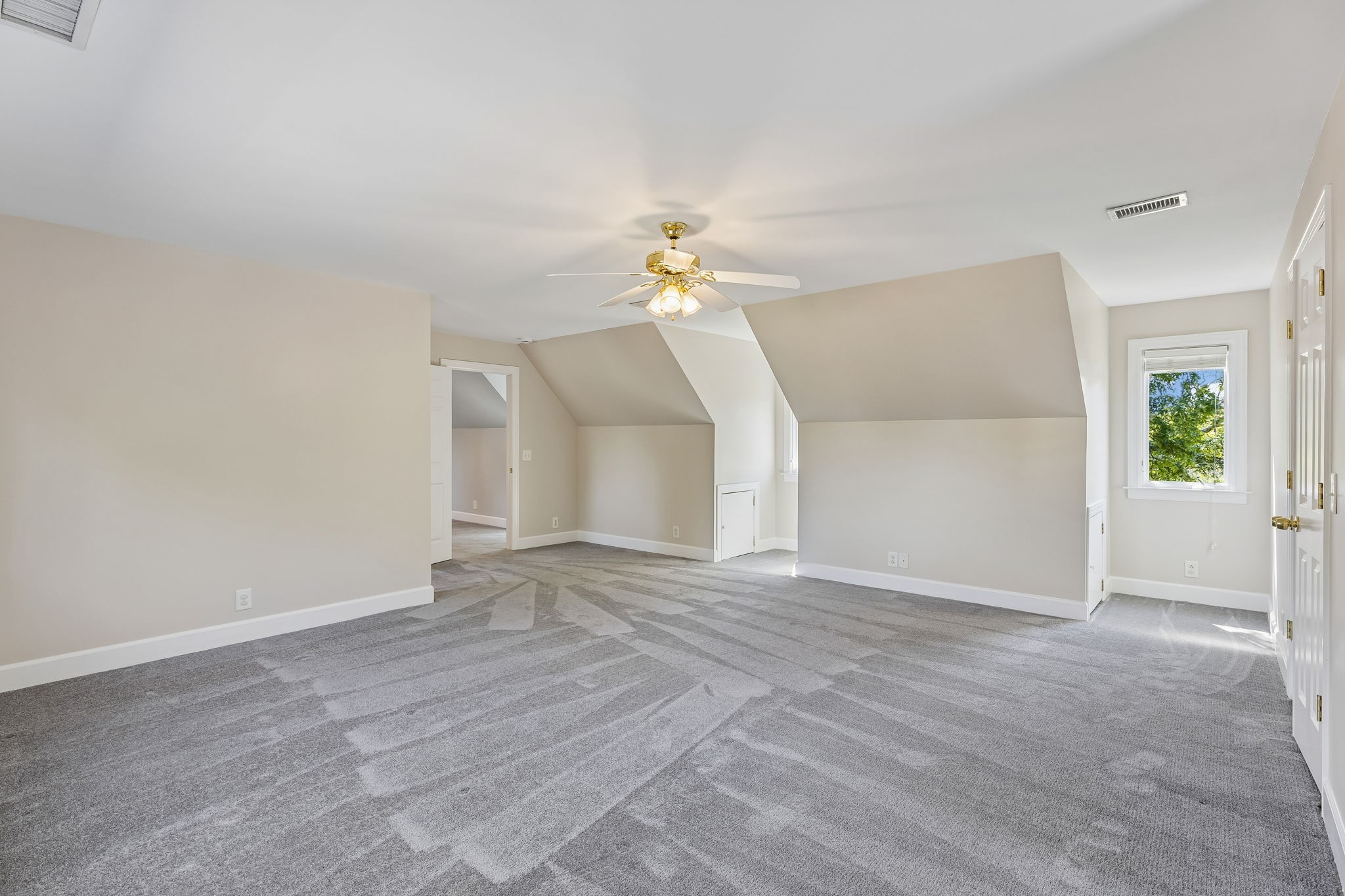 206 Hillwood Blvd, NE