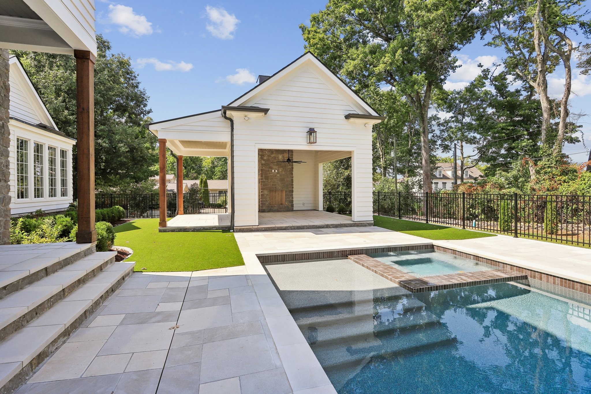 1000 Stonewall Dr