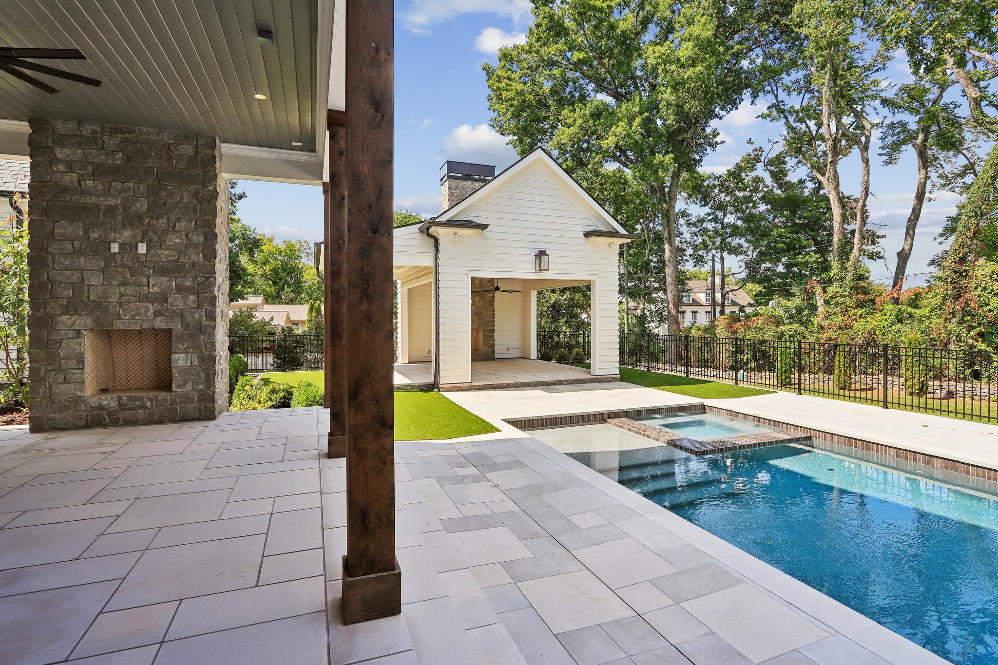 1000 Stonewall Dr