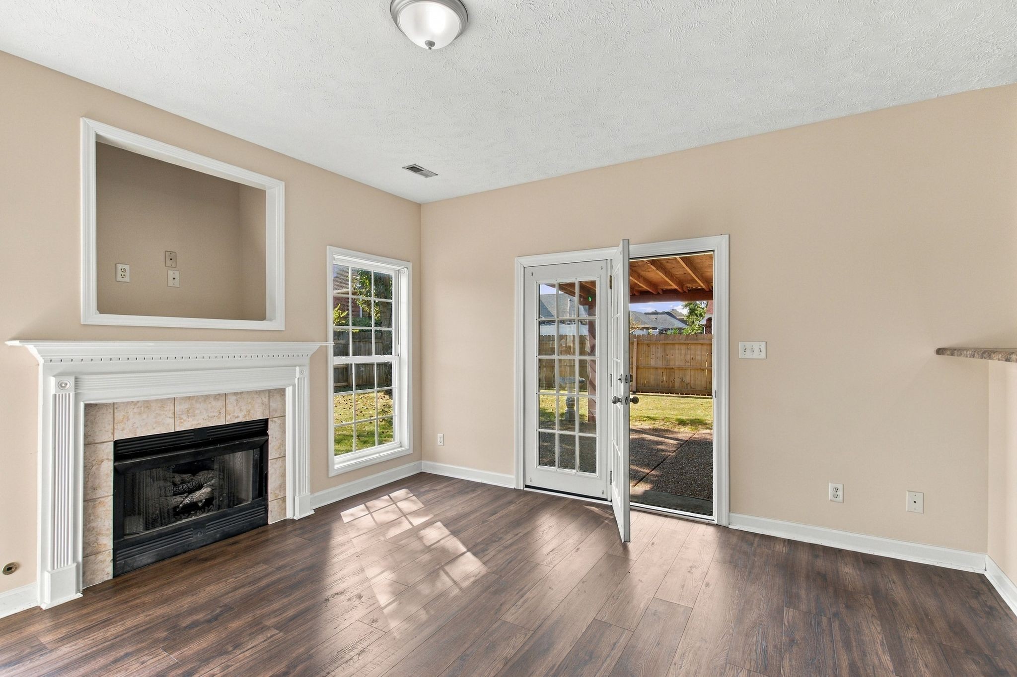 838 Chaqueta Ct