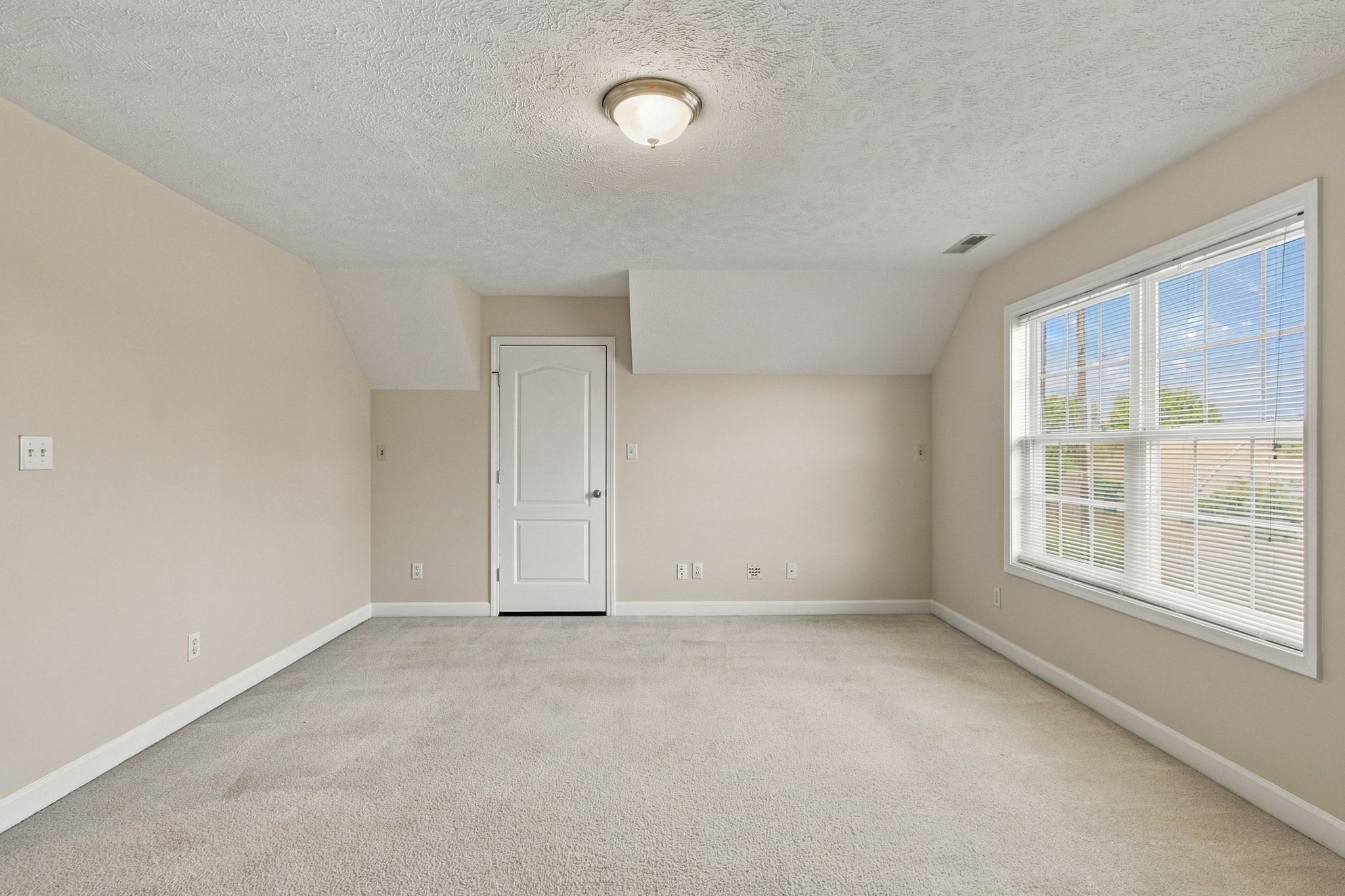 838 Chaqueta Ct
